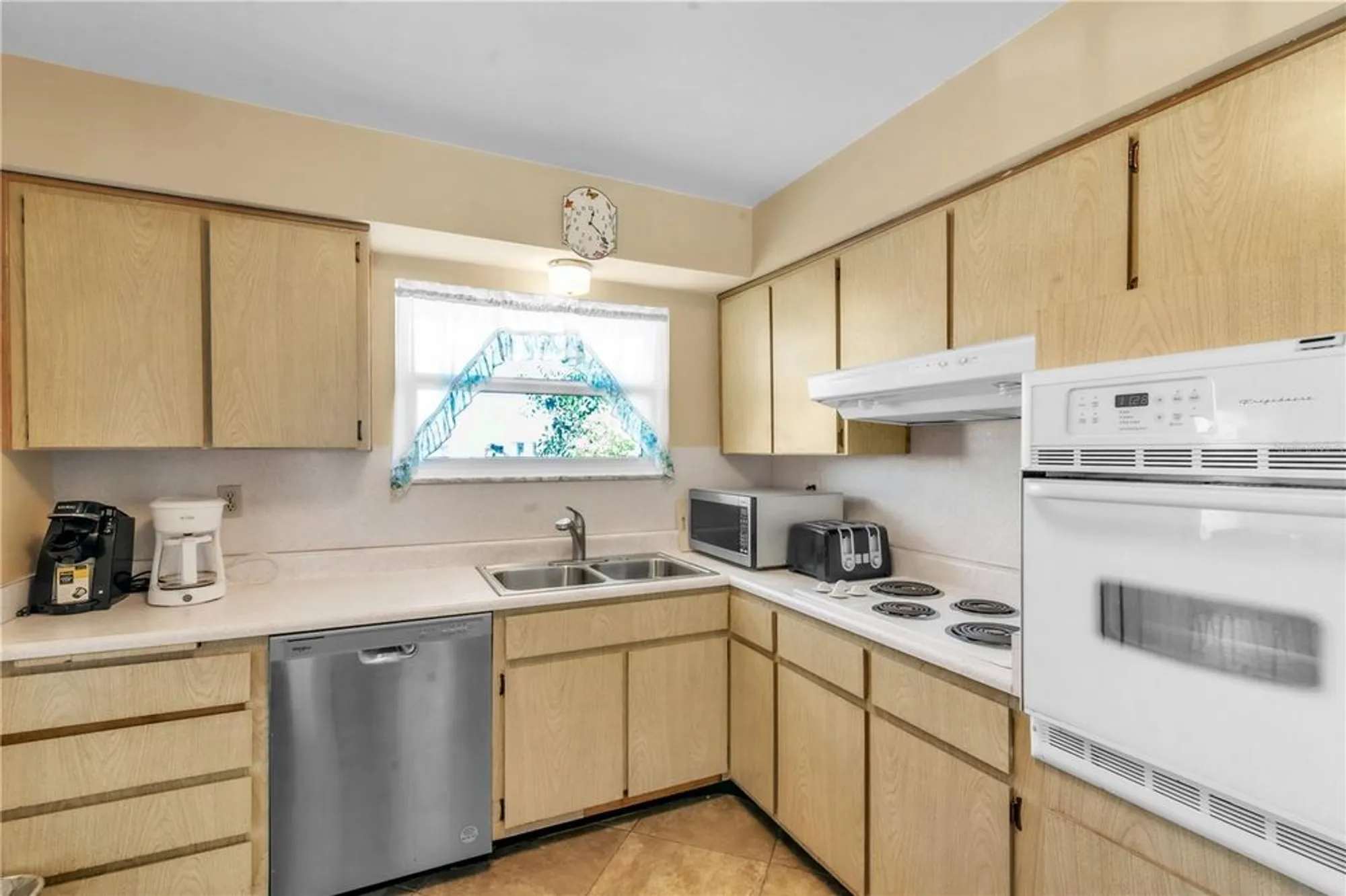 Property Slideshow image 18 of 53 | 735 torrey pines ave, Sun City Center, FL, 33573