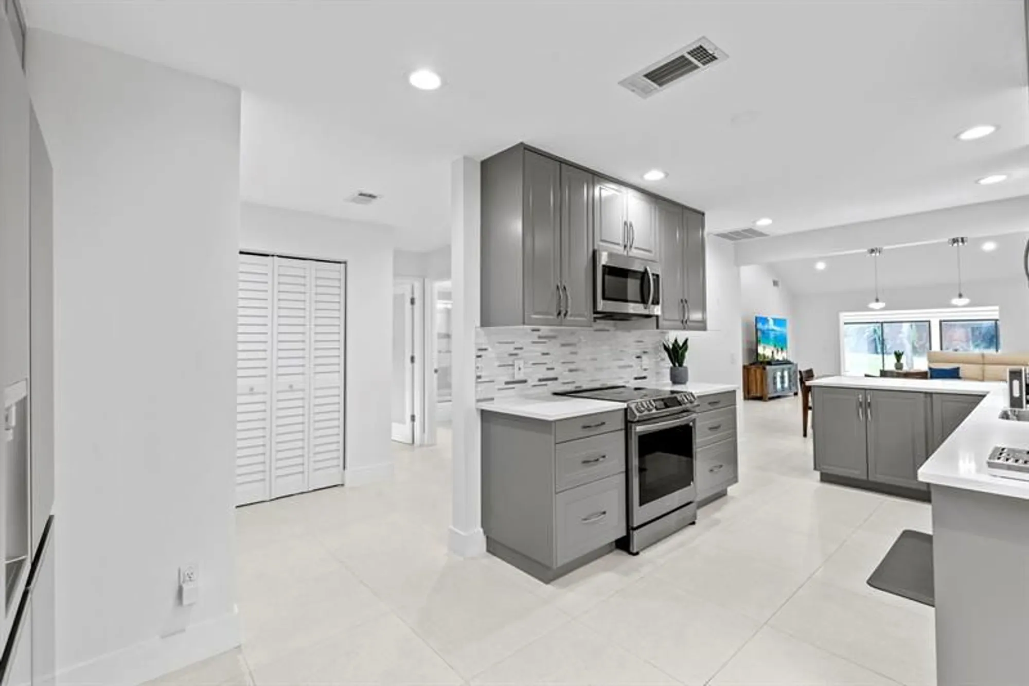 Property Slideshow image 39 of 48 | 8020 eastlake dr # 11a, Boca Raton, FL, 33433