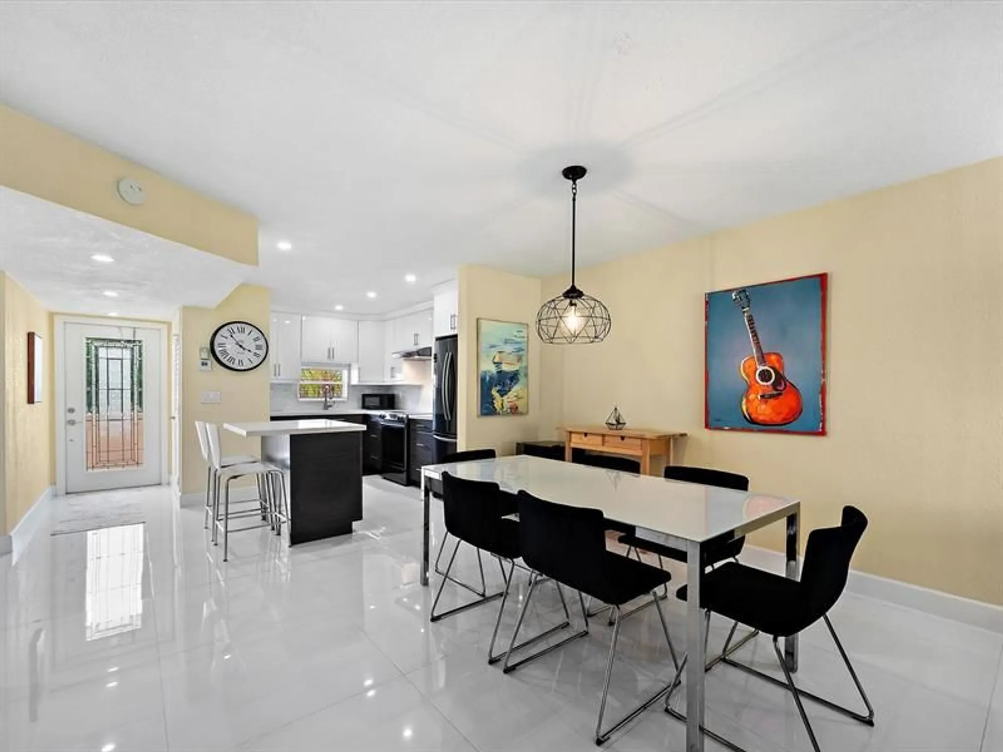 Property Slideshow image 11 of 44 | 9300 n hollybrook lake dr 303, Pembroke Pines, FL, 33025