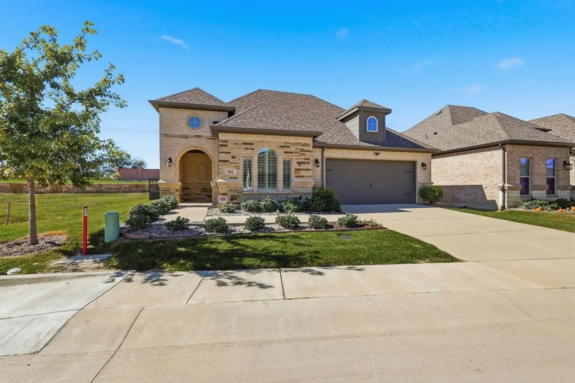 Property Slideshow image 2 of 25 | 912 hacienda dr, Mansfield, TX, 76063