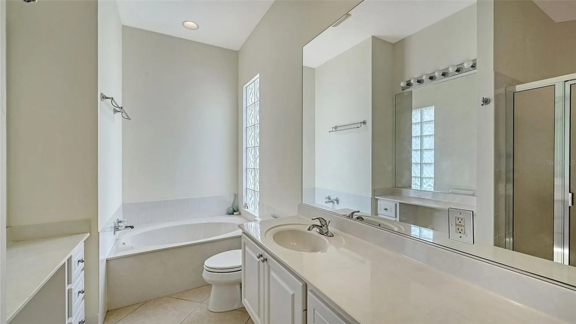 Property Slideshow image 32 of 100 | 5679 ferrara dr, Sarasota, FL, 34238