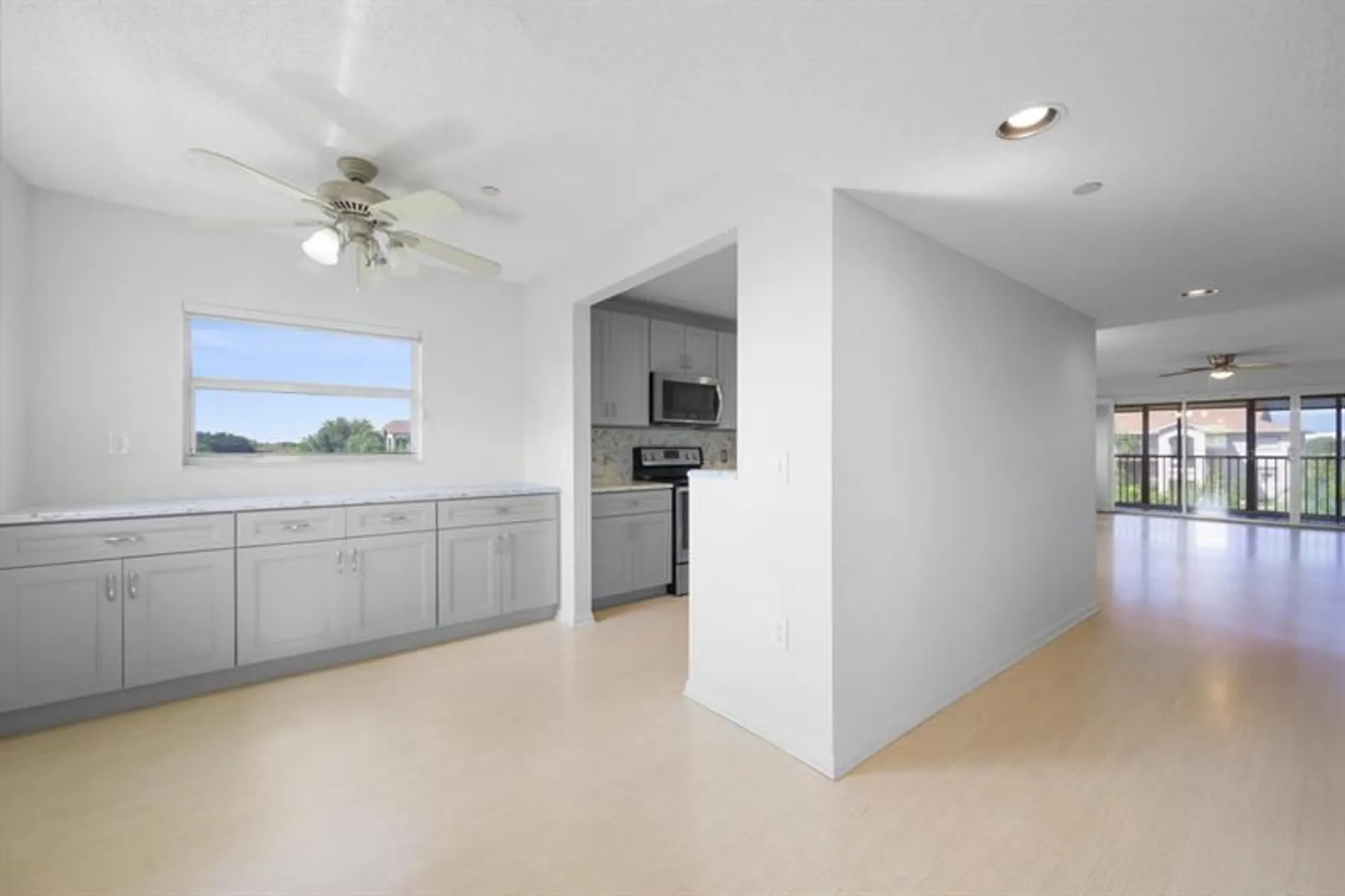 Property Slideshow image 7 of 23 | 550 sw 137th ave 401l, Pembroke Pines, FL, 33027