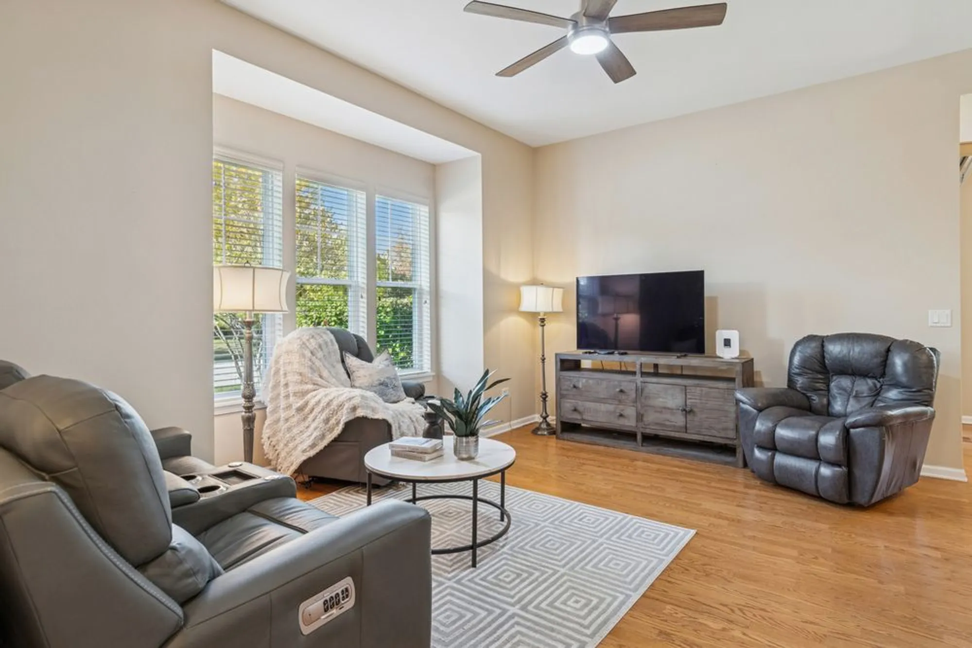 Property Slideshow image 5 of 38 | 2819 normandy cir, Naperville, IL, 60564