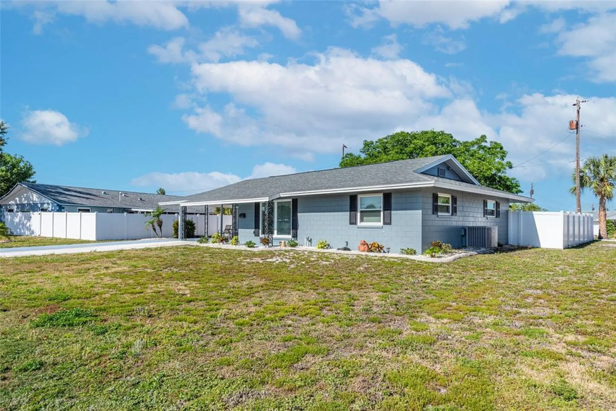 Property Slideshow image 3 of 24 | 906 hacienda dr, Sun City Center, FL, 33573