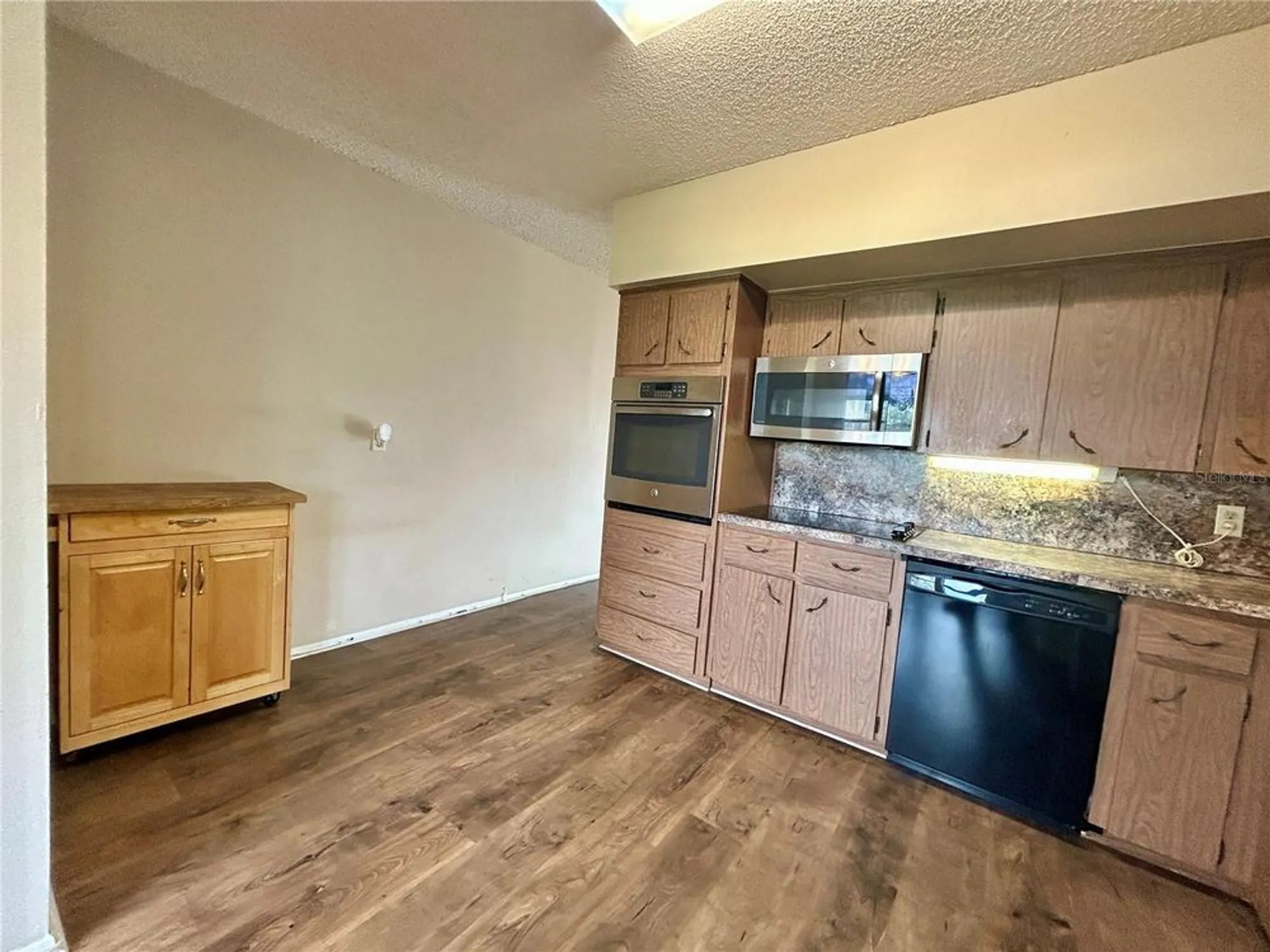 Property Slideshow image 10 of 48 | 2402 ecuadorian way apt 28, Clearwater, FL, 33763