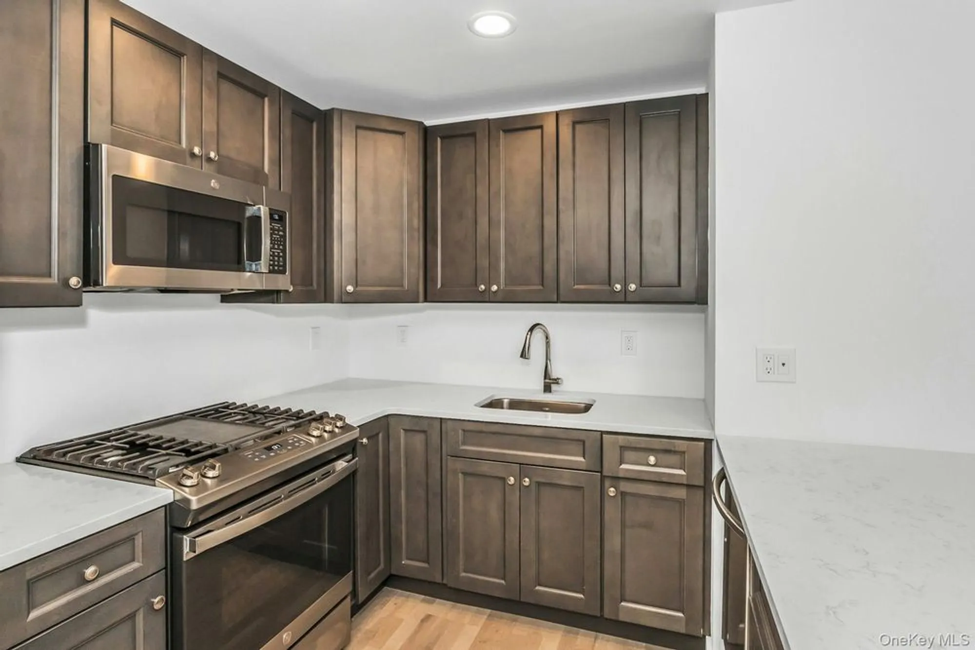 Property Slideshow image 8 of 19 | 512 breton way, Glen Cove, NY, 11542