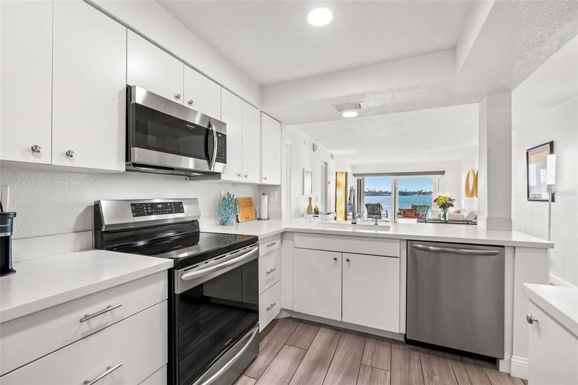 Property Slideshow image 8 of 38 | 6265 sun blvd apt 101, Saint Petersburg, FL, 33715