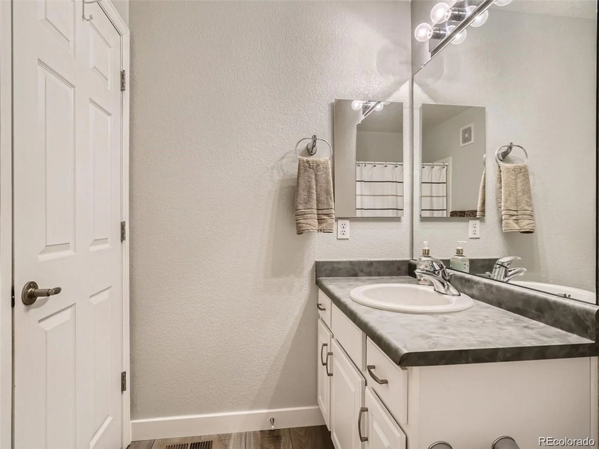 Property Slideshow image 17 of 22 | 21931 e canyon pl, Aurora, CO, 80016