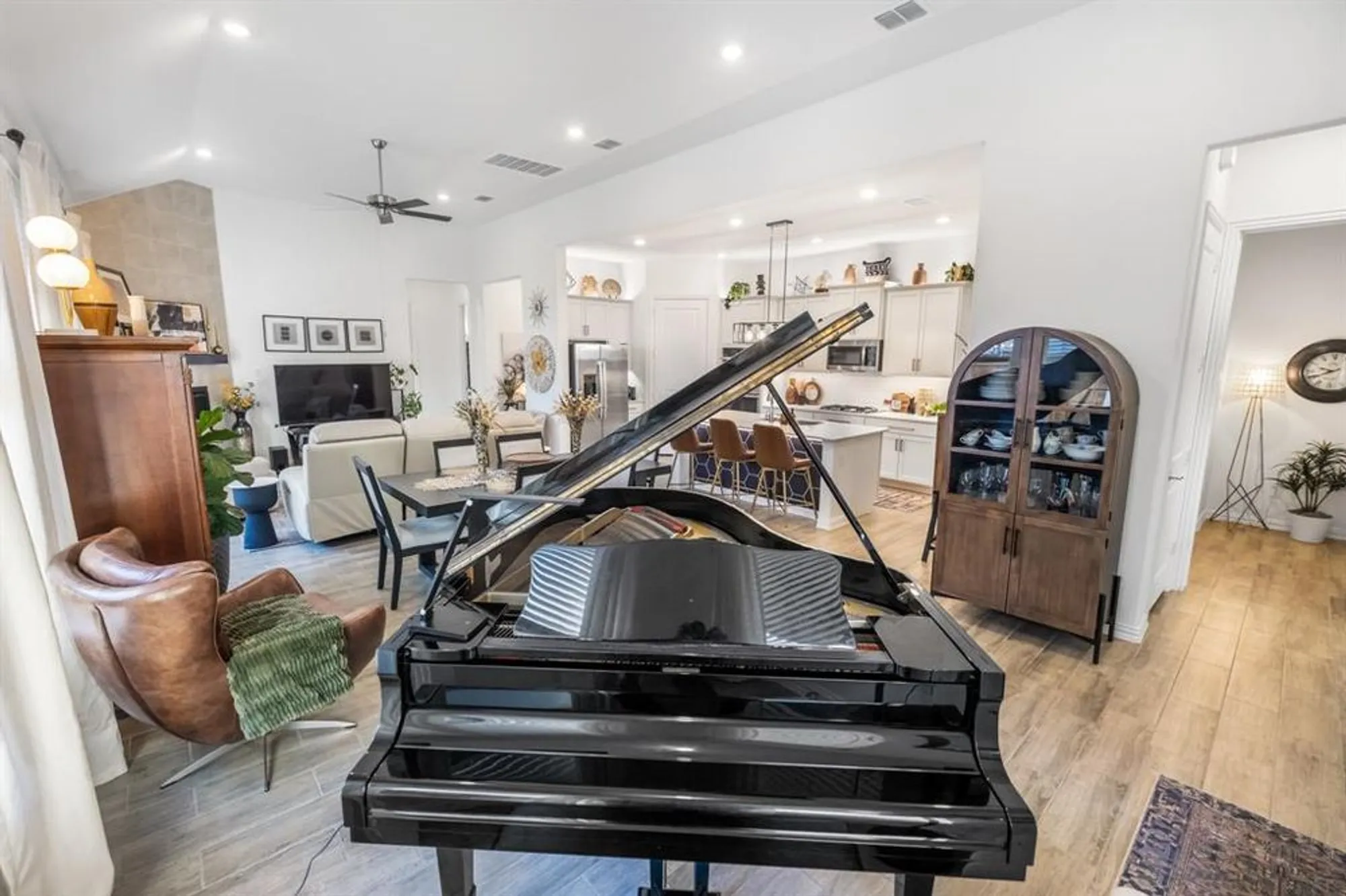 Property Slideshow image 18 of 28 | 4745 kings garden pkwy, Arlington, TX, 76005