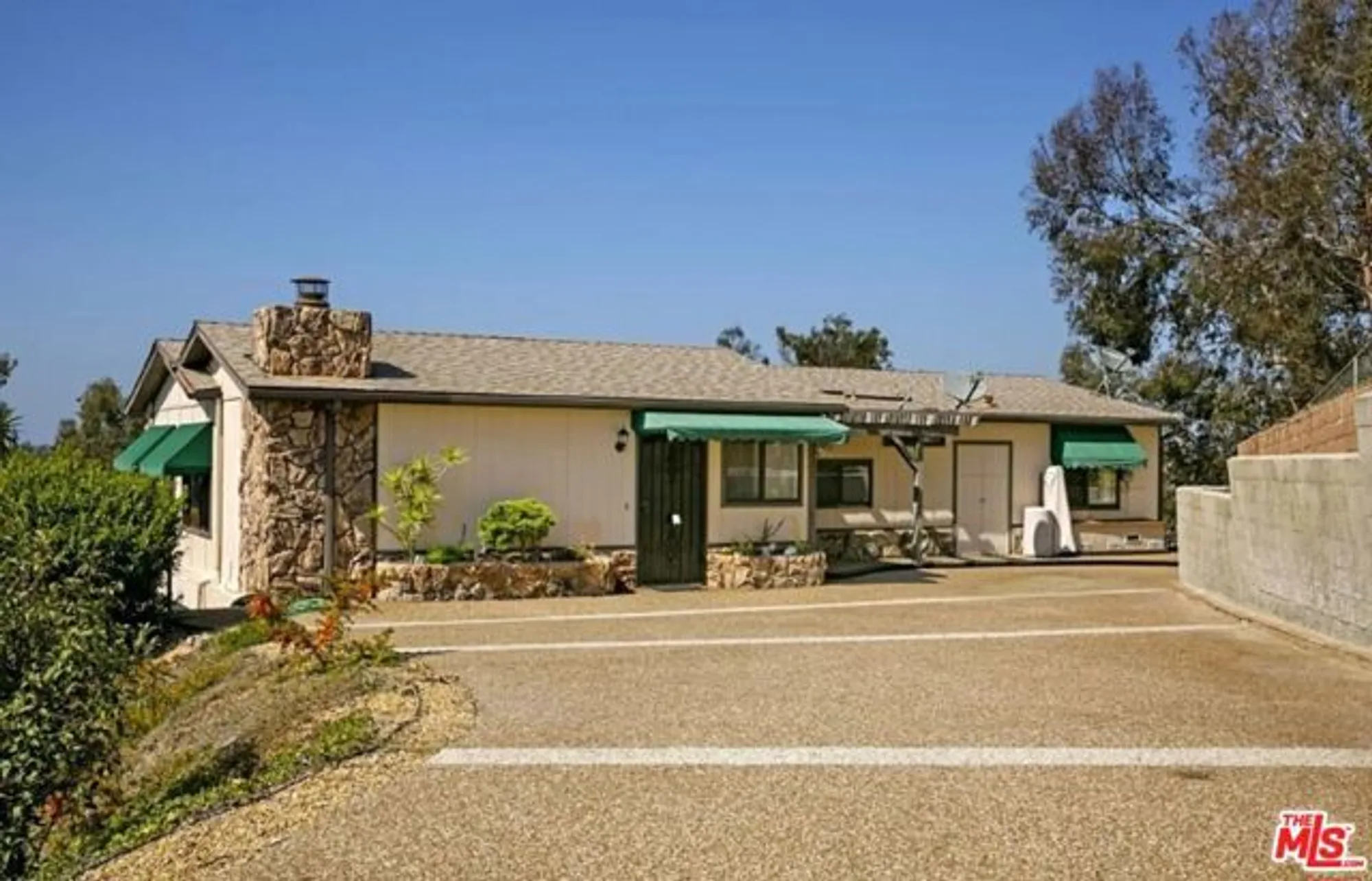 Property Slideshow image 6 of 6 | 607 via del mar, Vista, CA, 92081