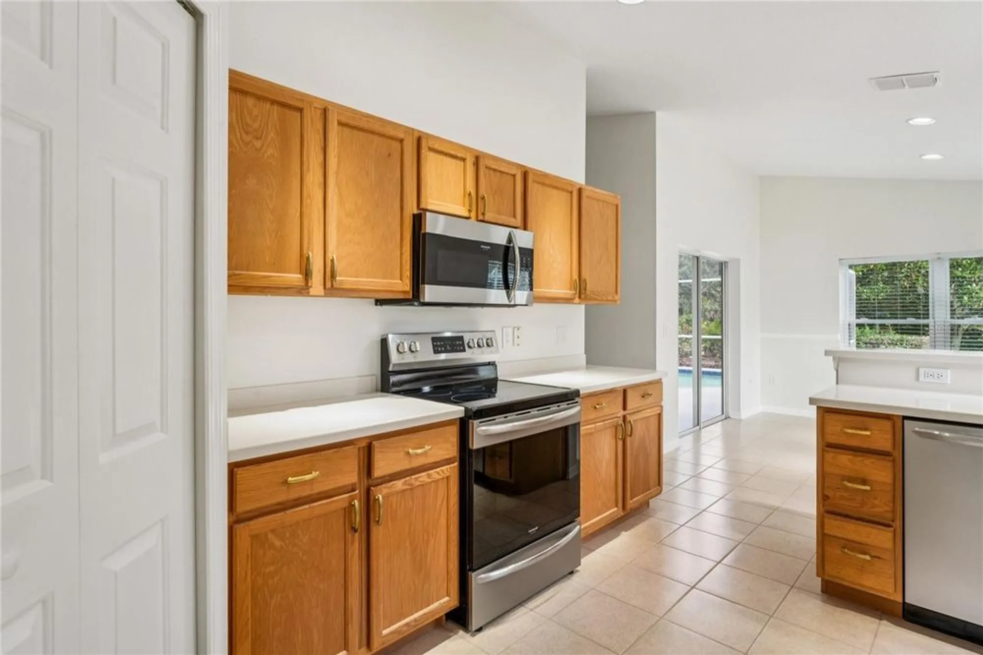 Property Slideshow image 13 of 81 | 322 greenwich cir, Spring Hill, FL, 34609