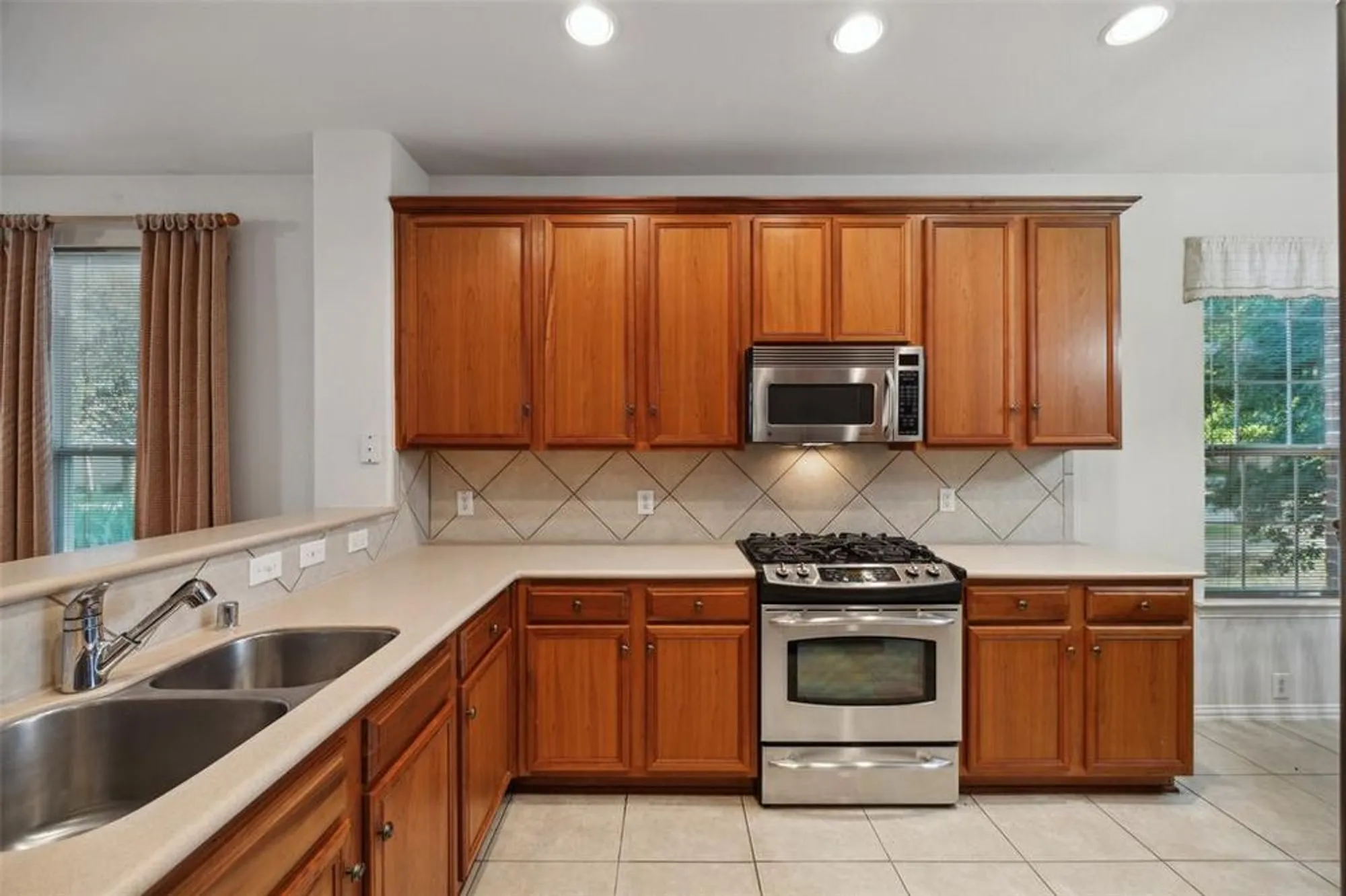 Property Slideshow image 11 of 34 | 7552 angel trace dr, Frisco, TX, 75036