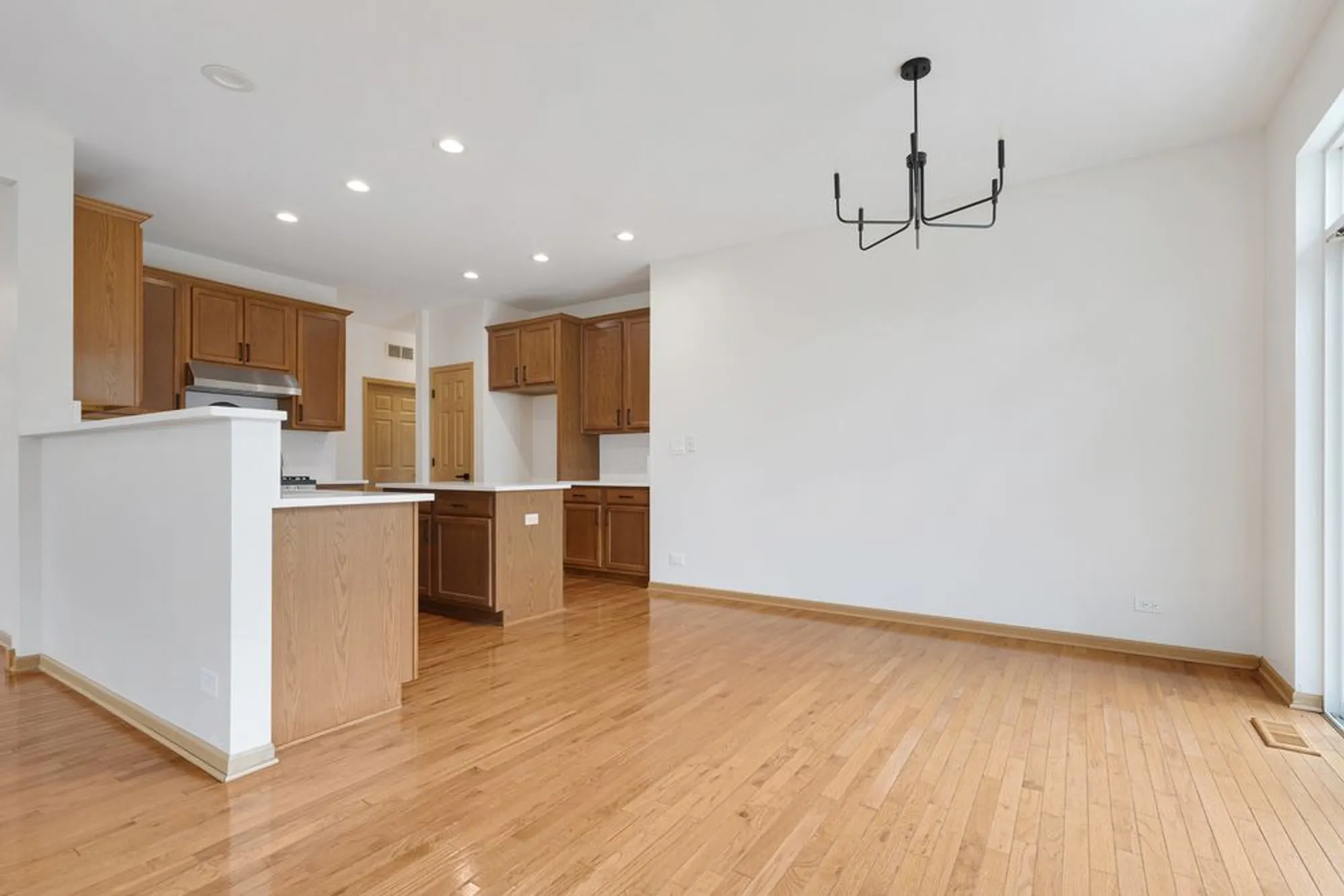 Property Slideshow image 13 of 33 | 786 bohannon cir, Oswego, IL, 60543