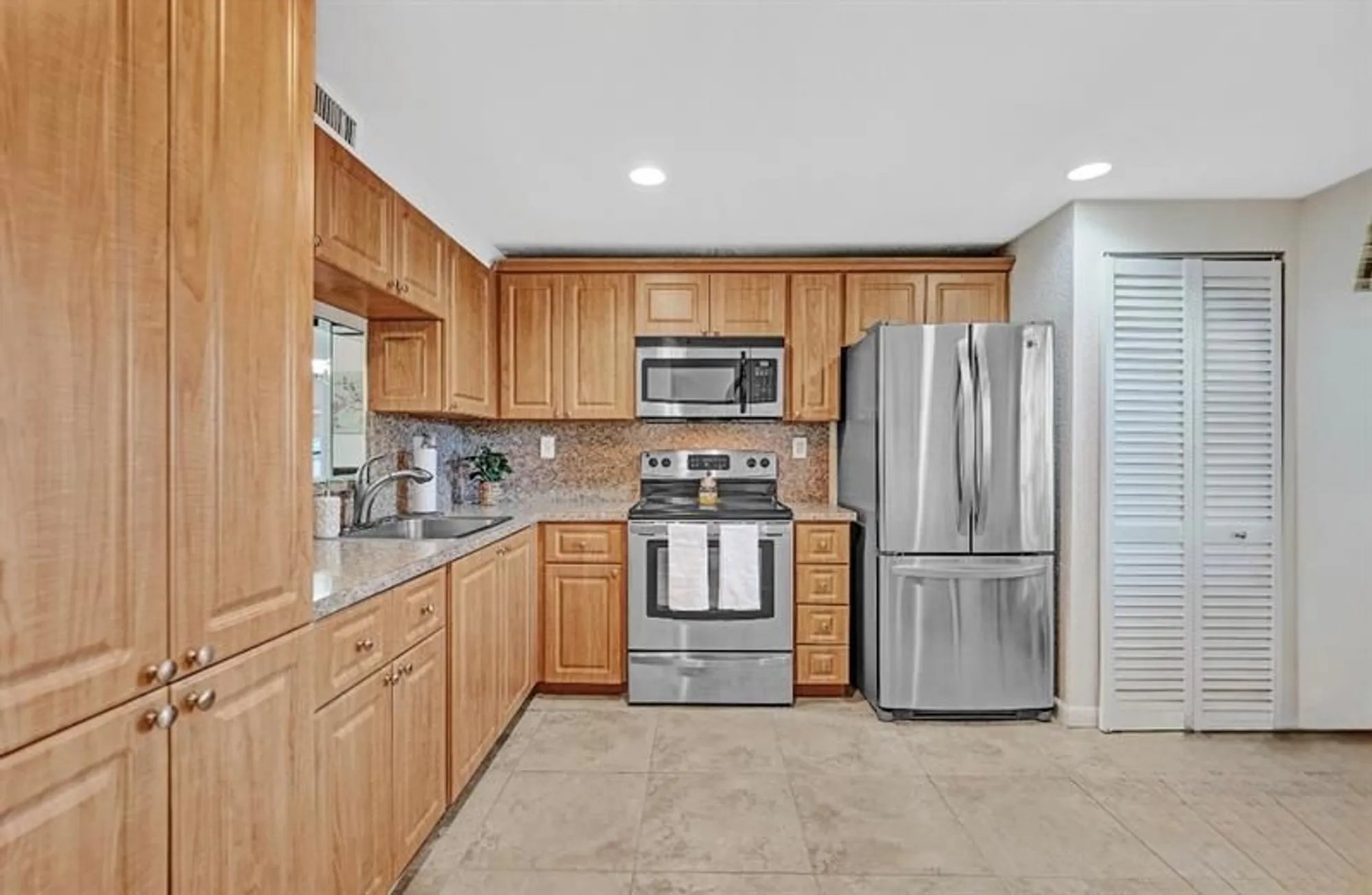 Property Slideshow image 3 of 29 | 900 colony point cir apt 221, Pembroke Pines, FL, 33026