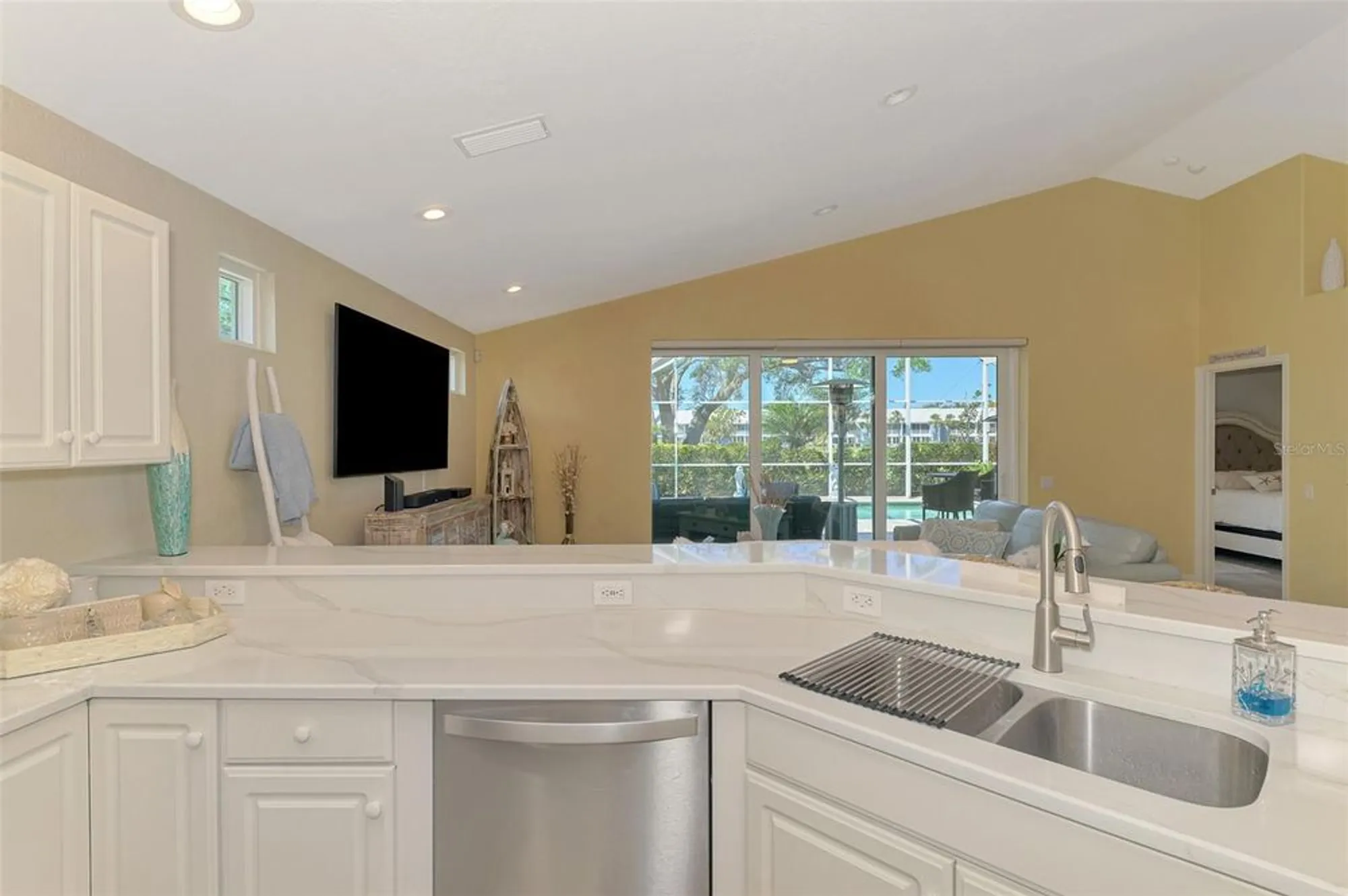 Property Slideshow image 28 of 55 | 320 bermuda ct 10, Venice, FL, 34293