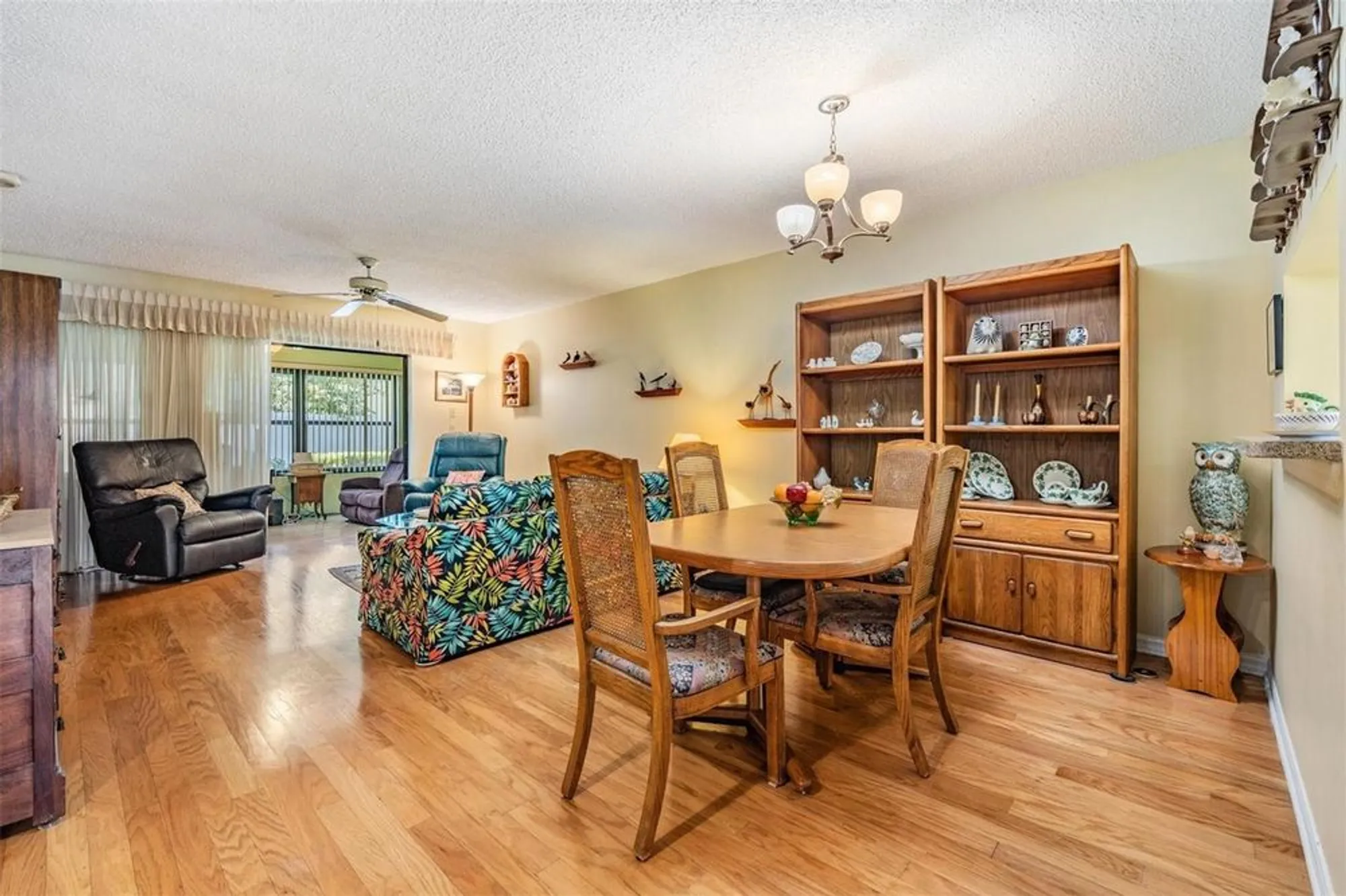 Property Slideshow image 11 of 35 | 2020 lakeview dr 102, Clearwater, FL, 33763