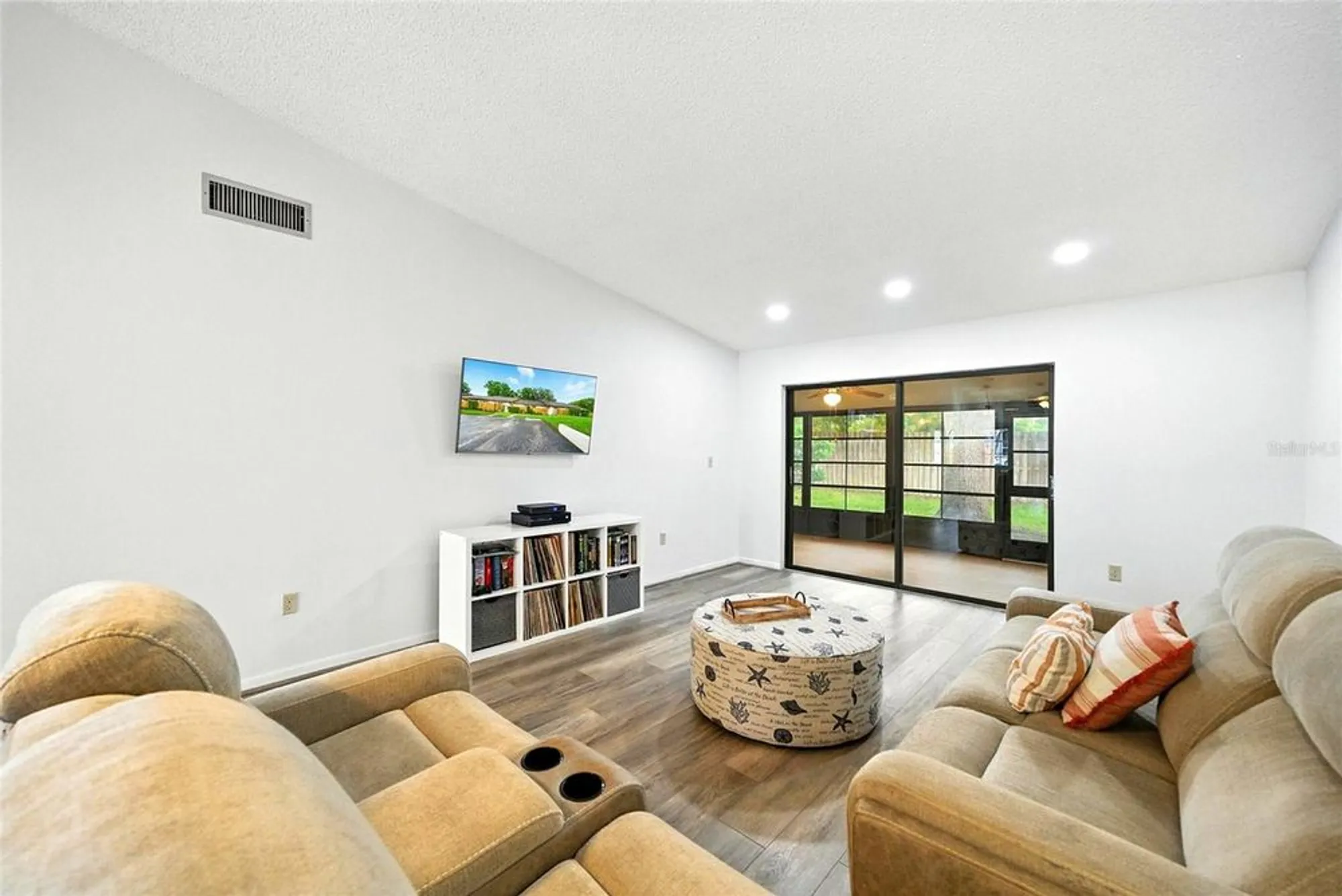 Property Slideshow image 12 of 44 | 1725 pine ridge way e, Palm Harbor, FL, 34684