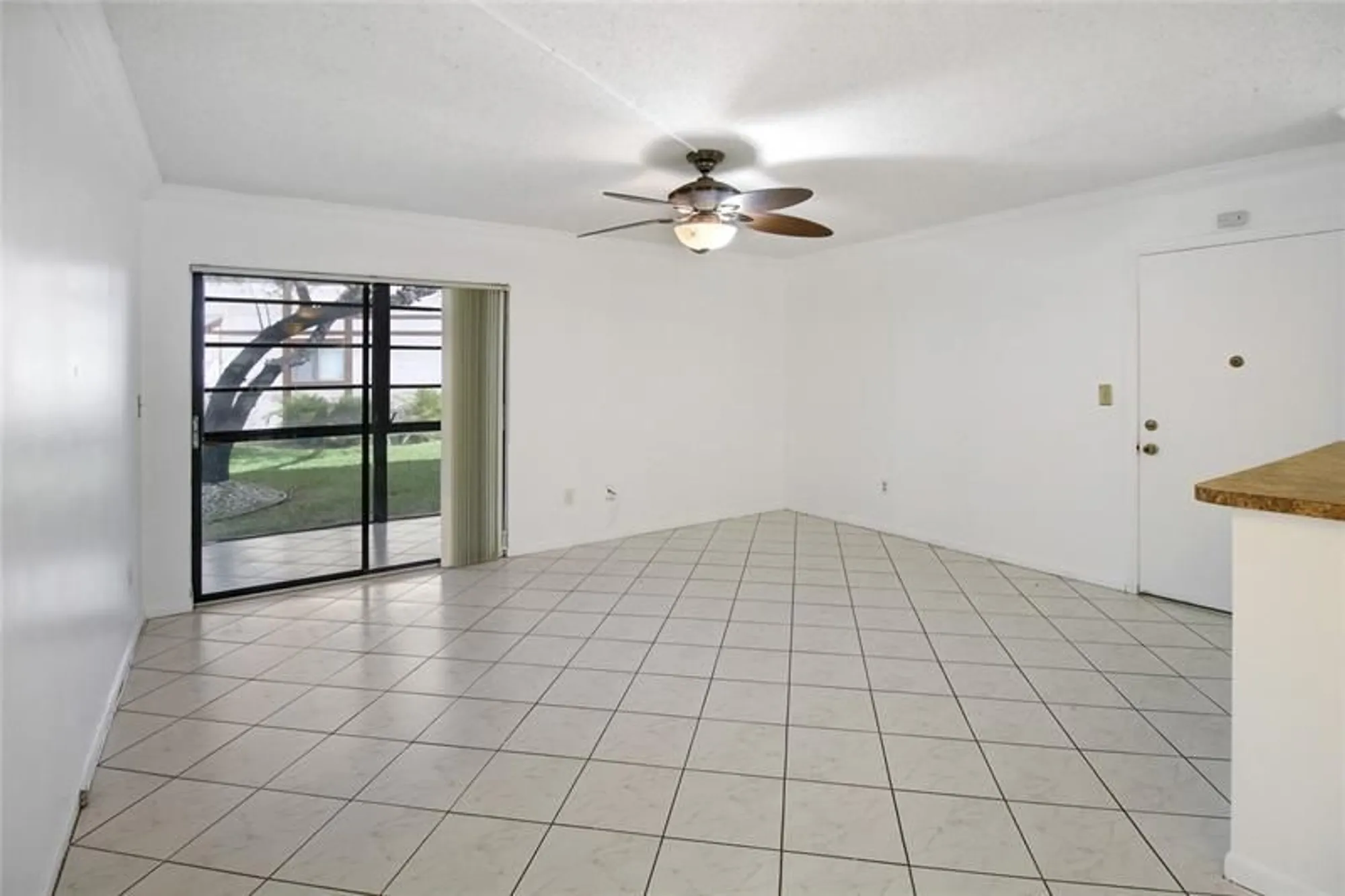 Property Slideshow image 4 of 19 | 9926 s belfort cir # 106, Tamarac, FL, 33321