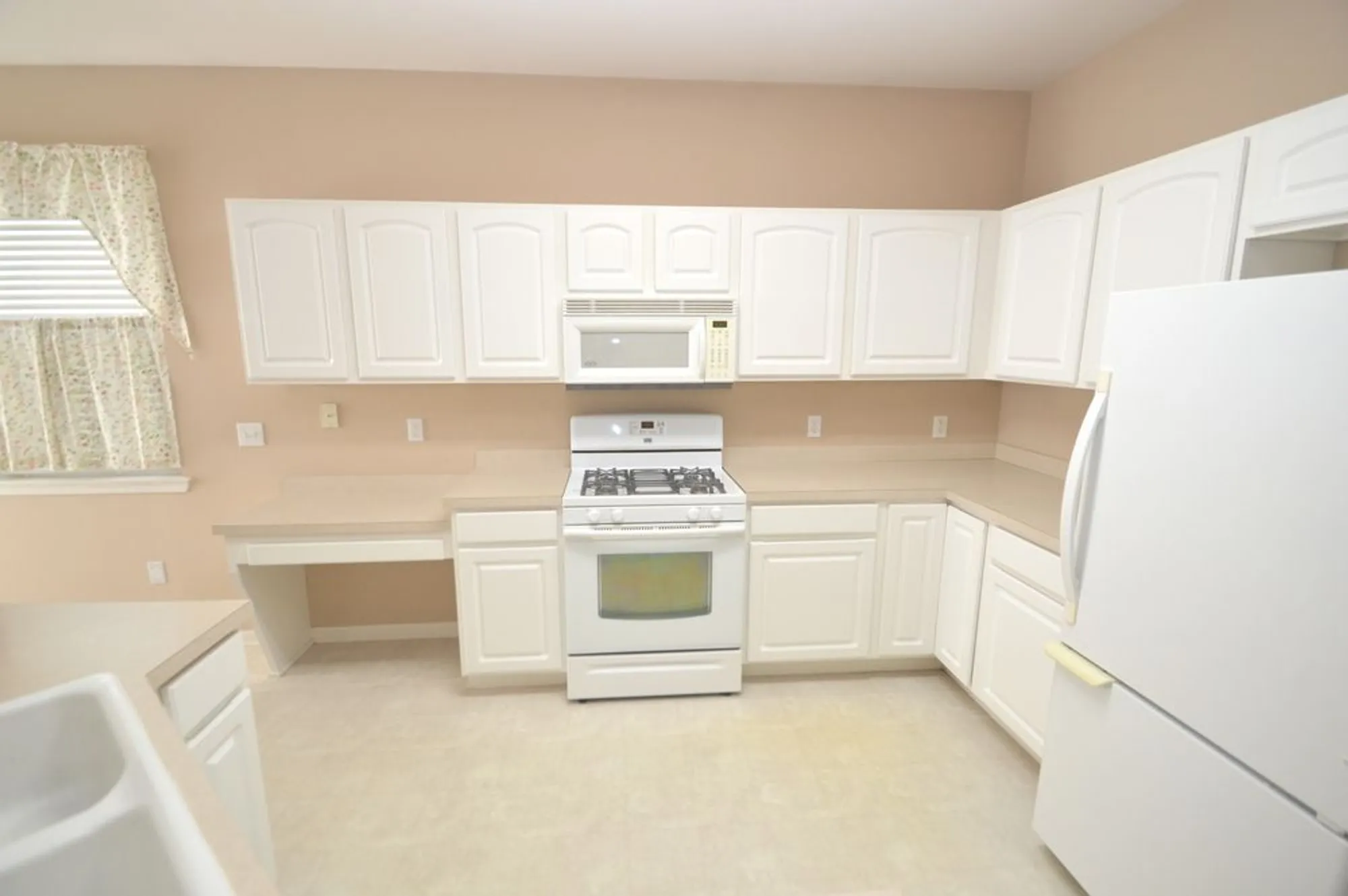 Property Slideshow image 9 of 27 | 733 s mecosta ln, Romeoville, IL, 60446