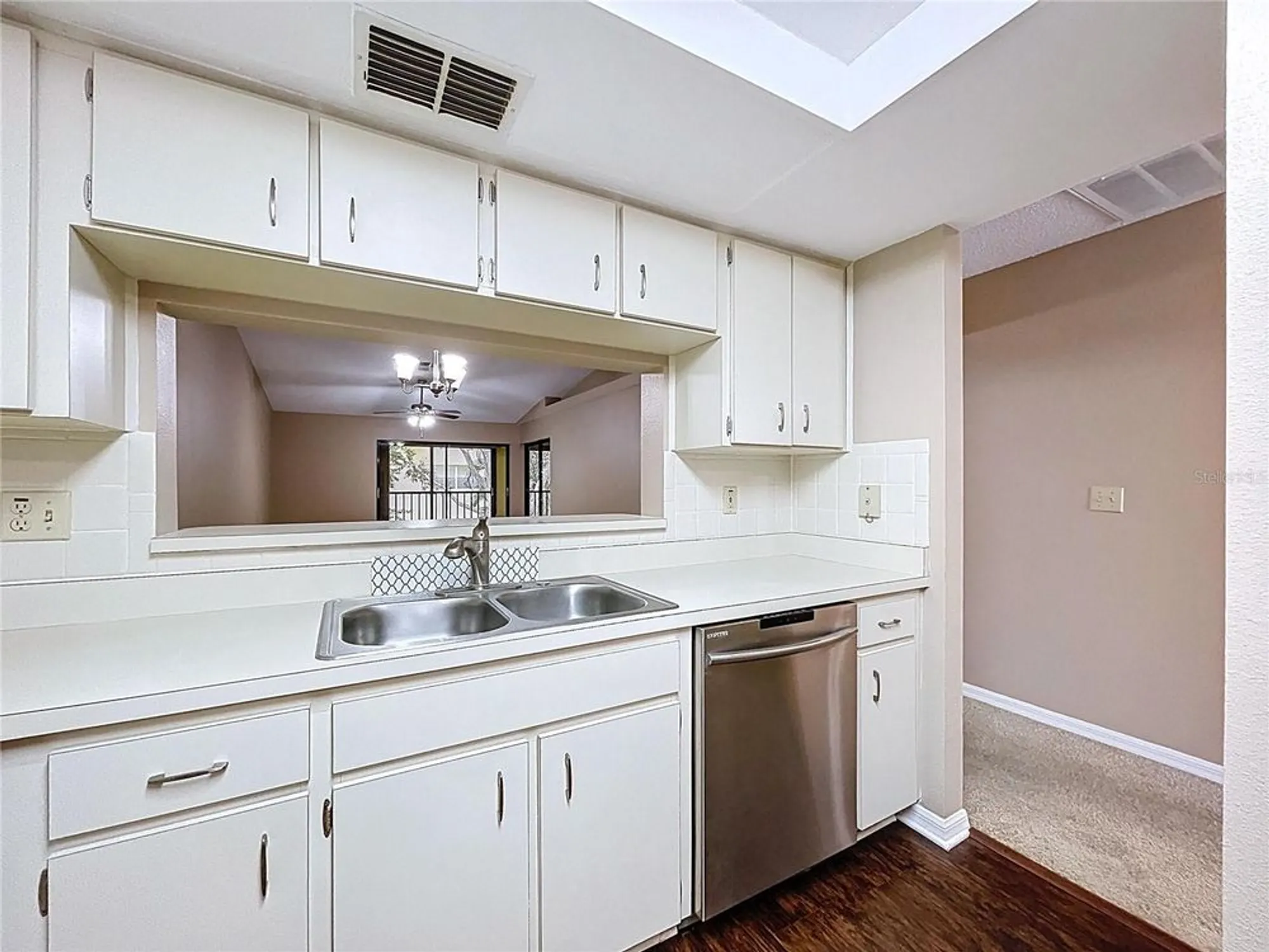Property Slideshow image 15 of 59 | 2020 lakeview dr apt 203, Clearwater, FL, 33763