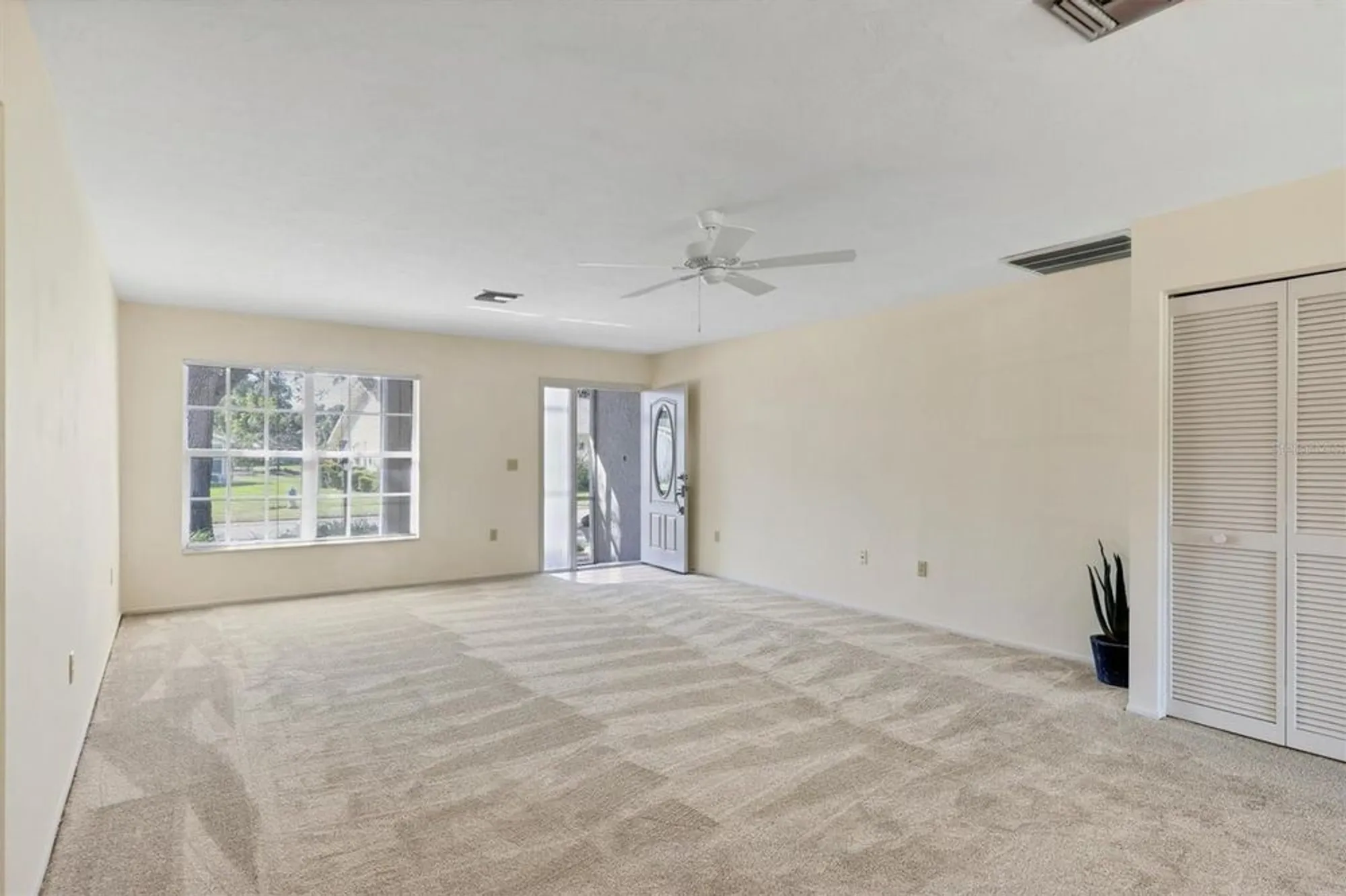 Property Slideshow image 3 of 27 | 4223 oakhurst cir 3025, Sarasota, FL, 34233