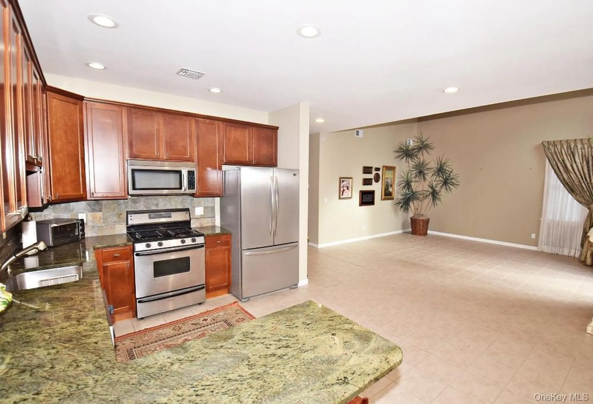 Property Slideshow image 4 of 14 | 677 balfour pl, Melville, NY, 11747