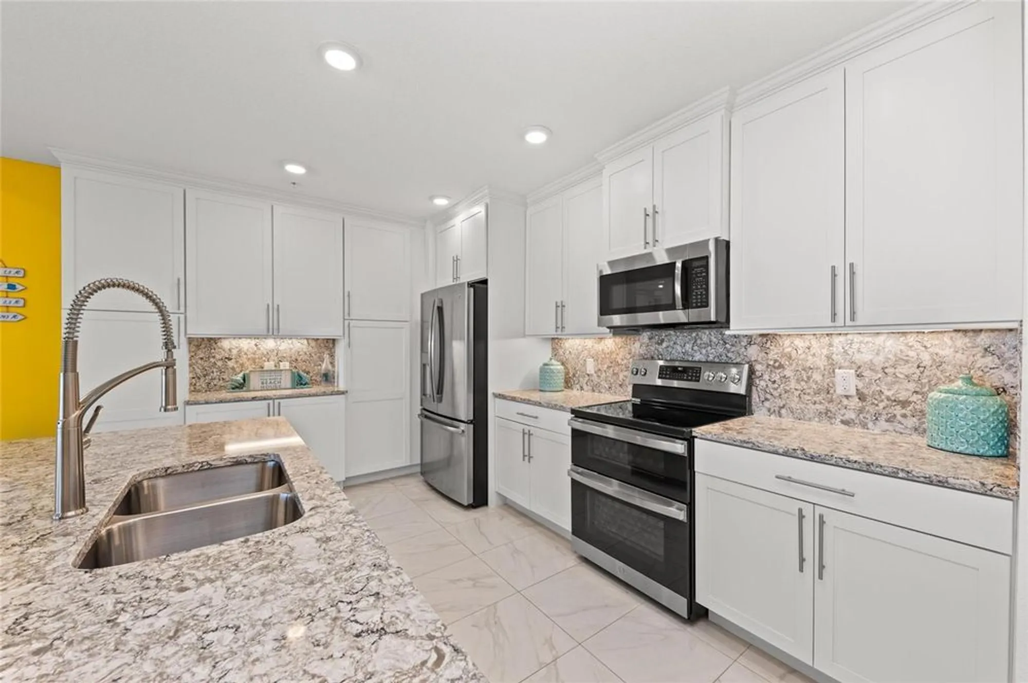 Property Slideshow image 24 of 100 | 387 aruba cir 301, Bradenton, FL, 34209