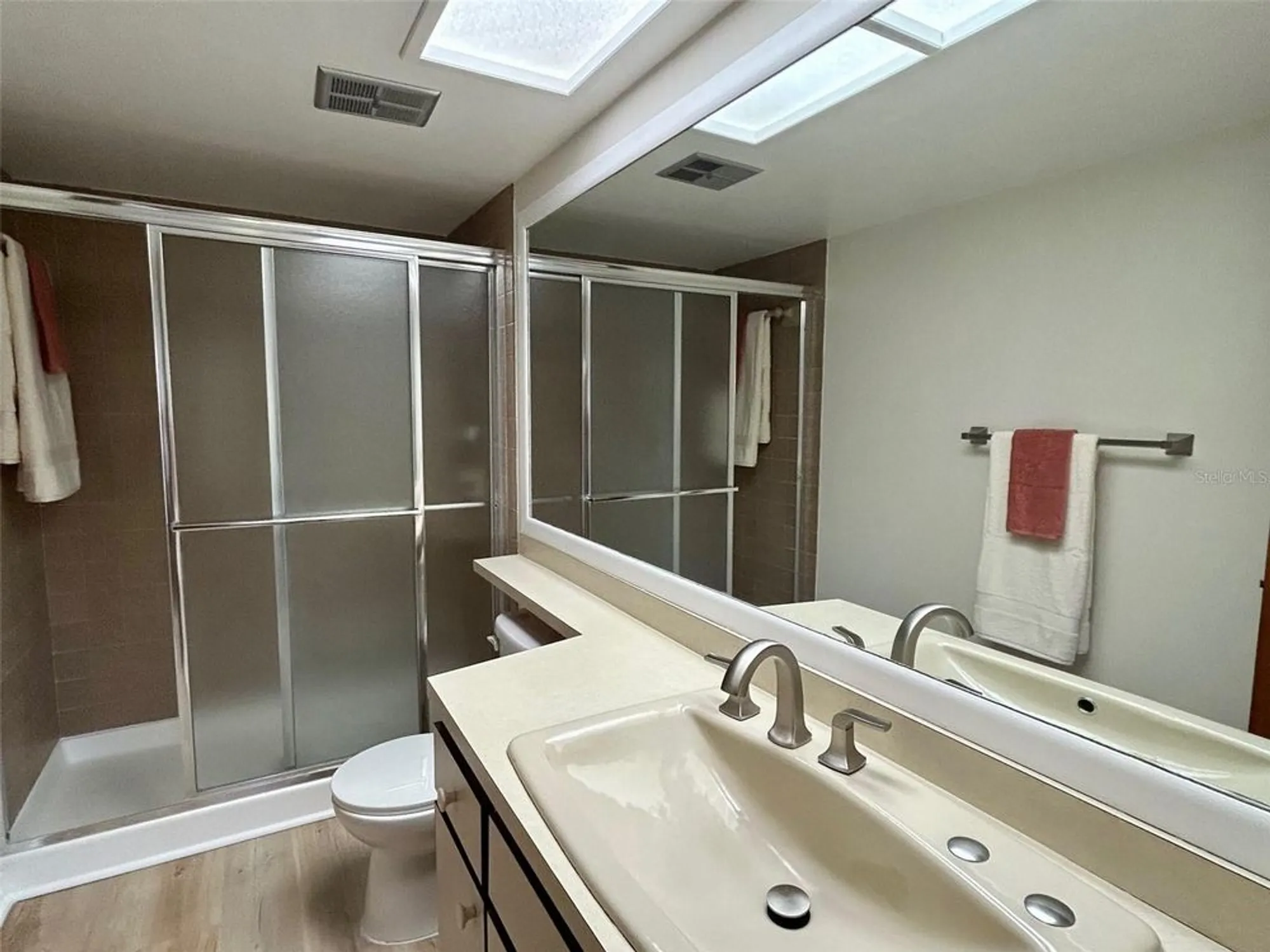 Property Slideshow image 7 of 28 | 2541 laurelwood dr # 8c, Clearwater, FL, 33763