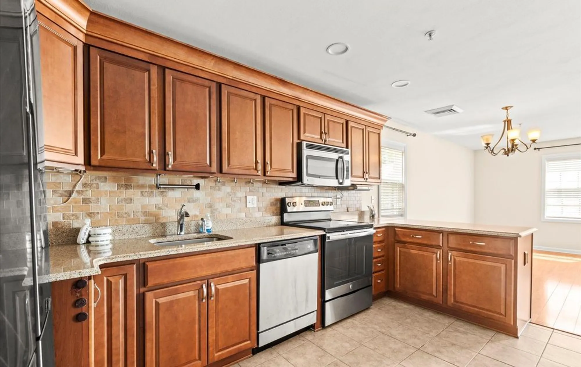 Property Slideshow image 12 of 20 | 1002 willow ln, Valley Stream, NY, 11580