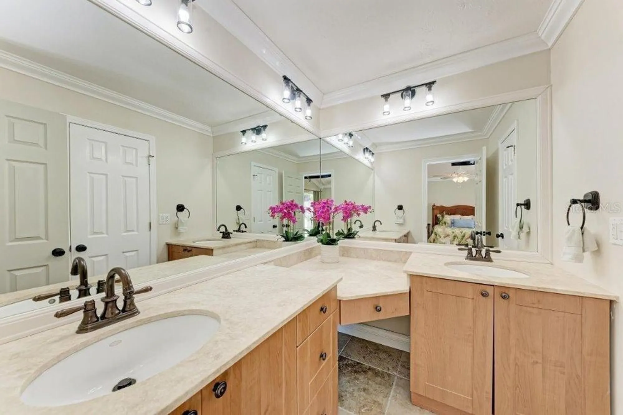 Property Slideshow image 15 of 31 | 2237 circlewood dr 18, Sarasota, FL, 34231
