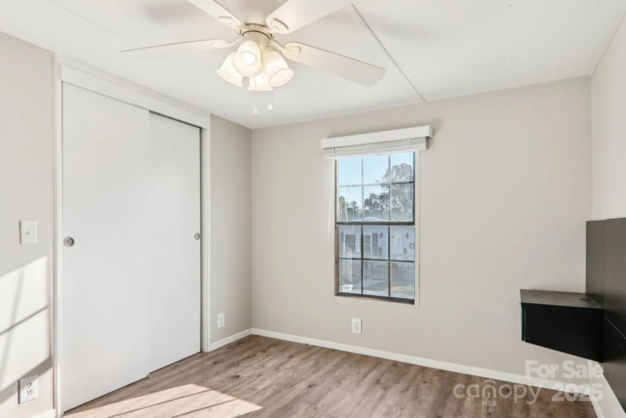 Property Slideshow image 29 of 48 | 302 meadowbrook ct, Hendersonville, NC, 28792