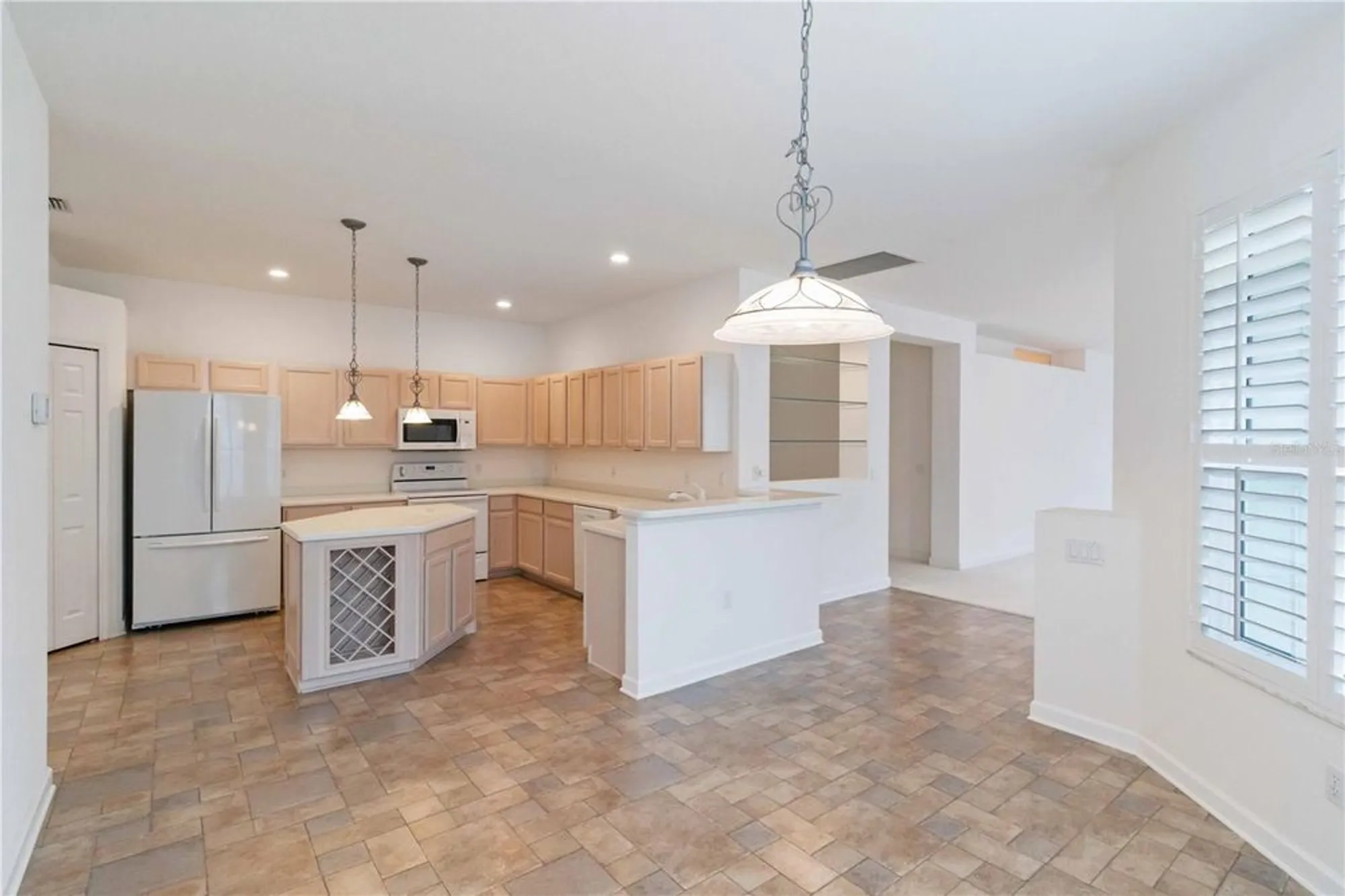 Property Slideshow image 14 of 51 | 4939 lakescene pl, Sarasota, FL, 34243