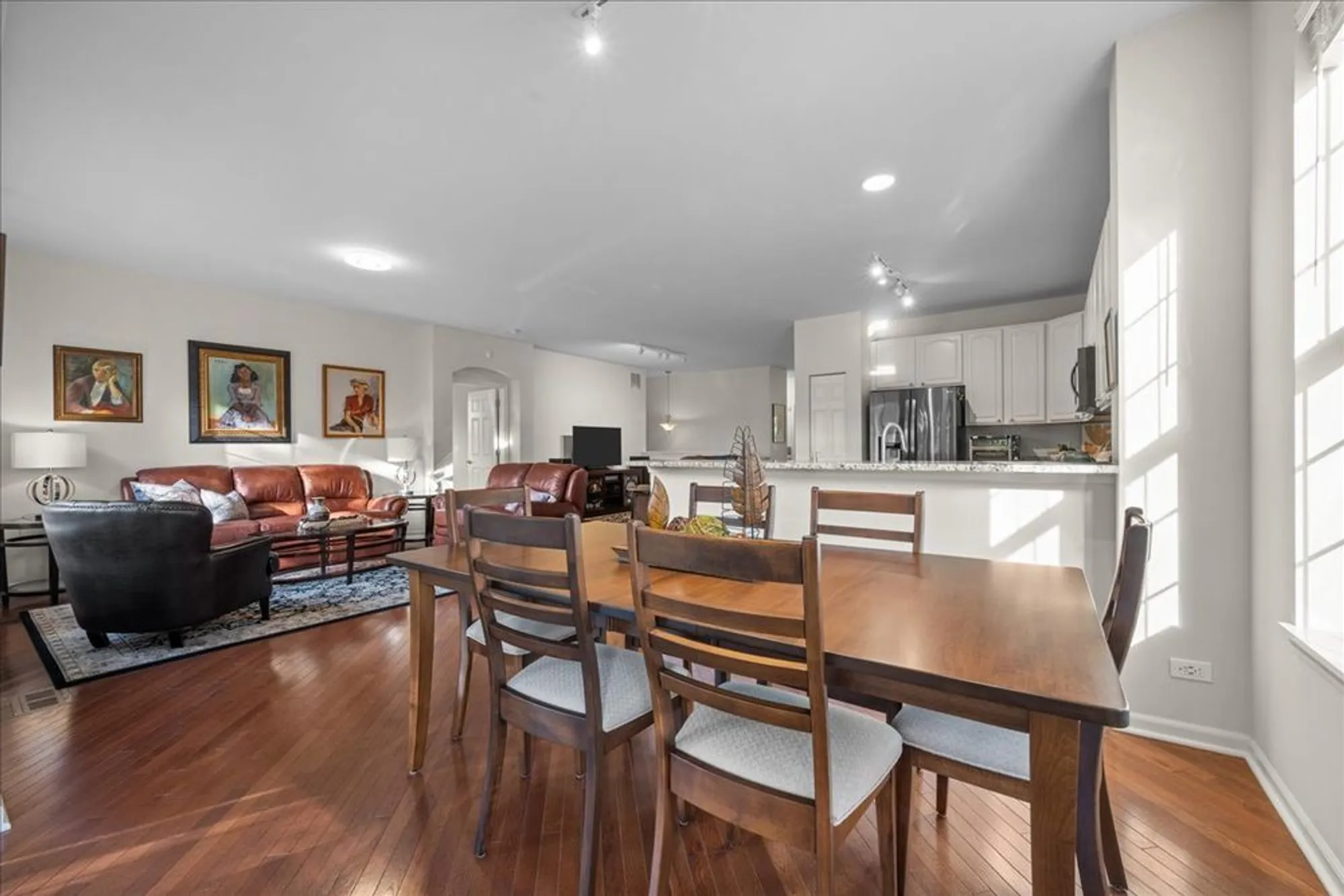 Property Slideshow image 11 of 30 | 1148 drury ln, Aurora, IL, 60502