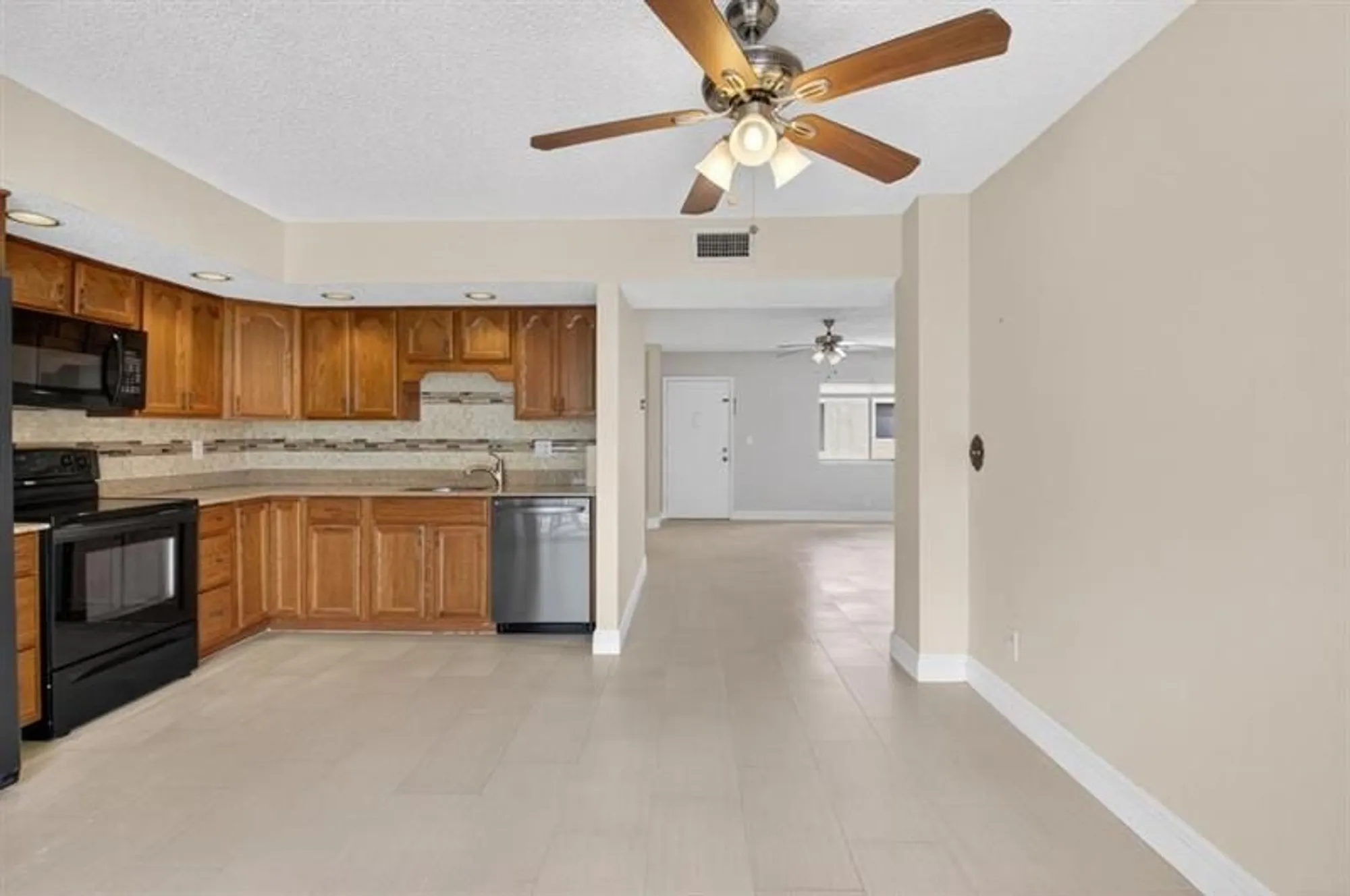 Property Slideshow image 14 of 39 | 5370 las verdes cir apt 319, Delray Beach, FL, 33484