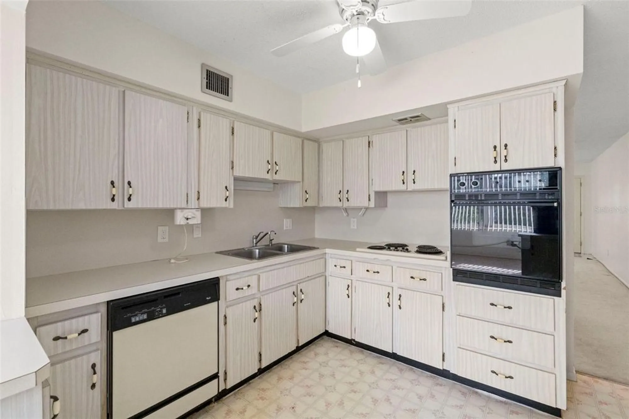 Property Slideshow image 14 of 43 | 2429 ecuadorian way 47, Clearwater, FL, 33763