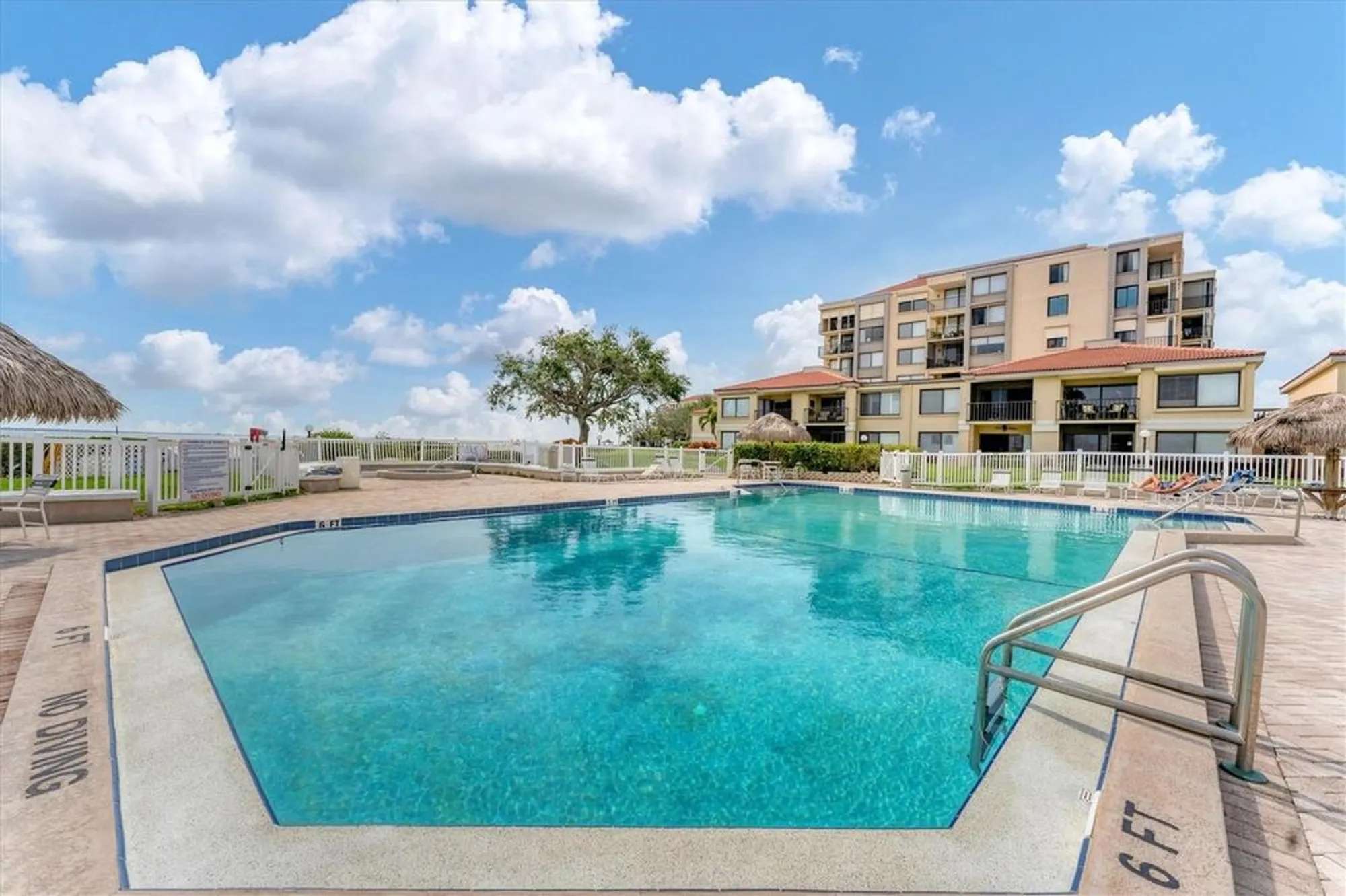 Property Slideshow image 2 of 31 | 6158 palma del mar blvd s apt 504, St Petersburg, FL, 33715