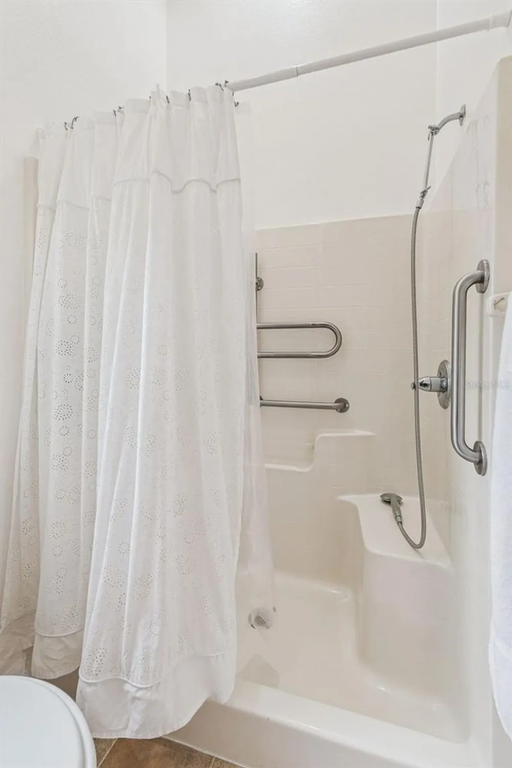 Property Slideshow image 16 of 40 | 400 lake suzanne dr, Lake Wales, FL, 33859