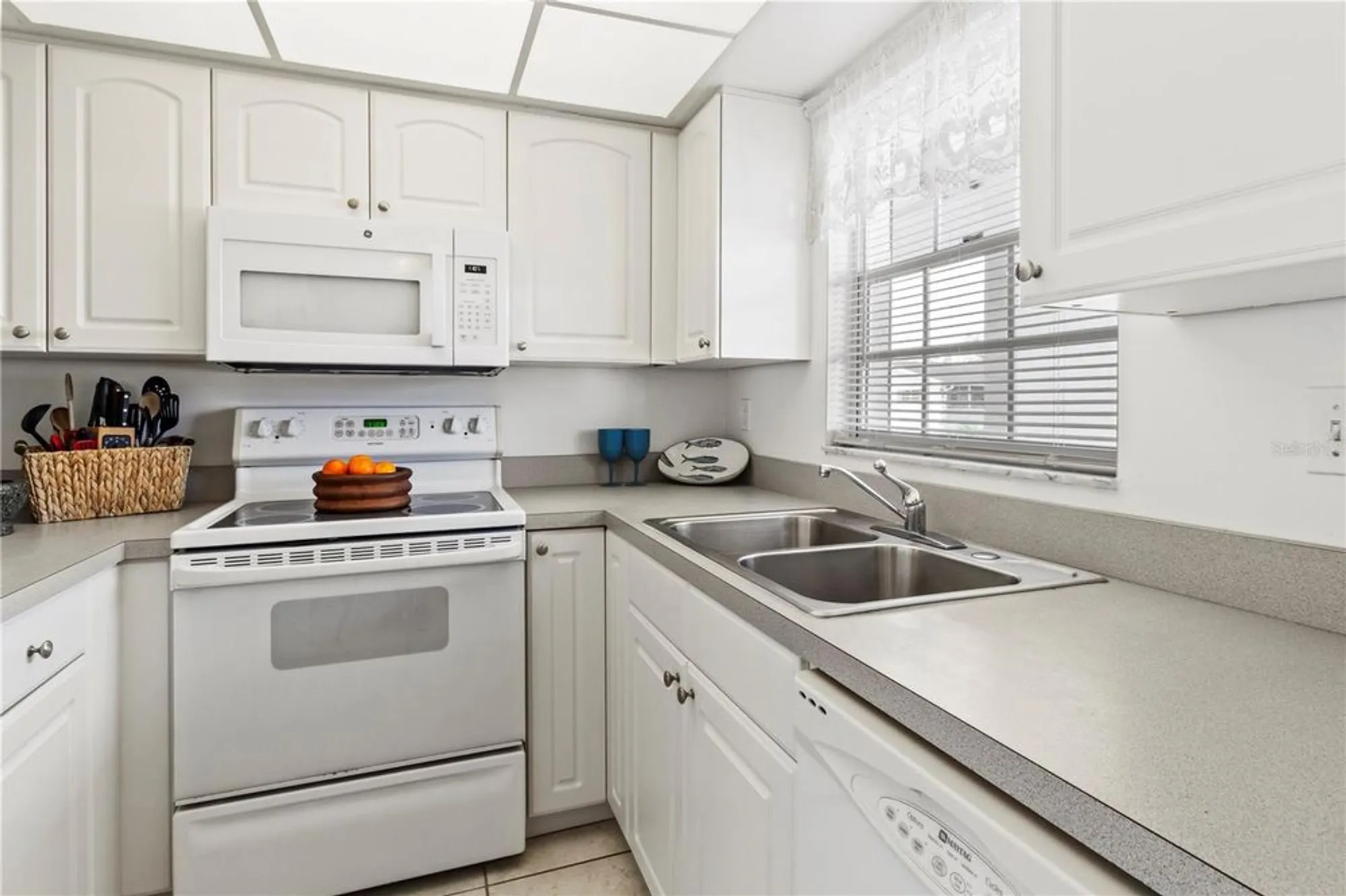 Property Slideshow image 8 of 23 | 4703 1st ct 393, Bradenton, FL, 34207