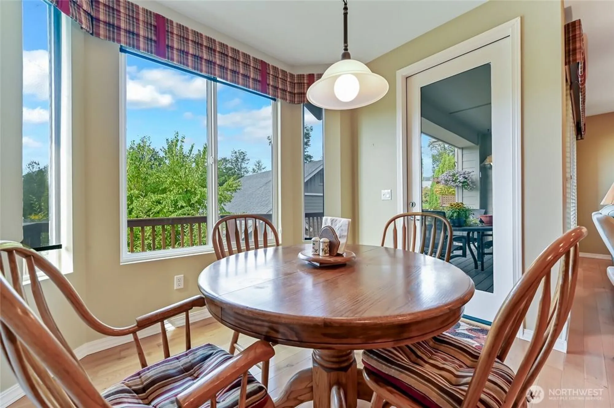 Property Slideshow image 15 of 32 | 13841 231st ln, Redmond, WA, 98053