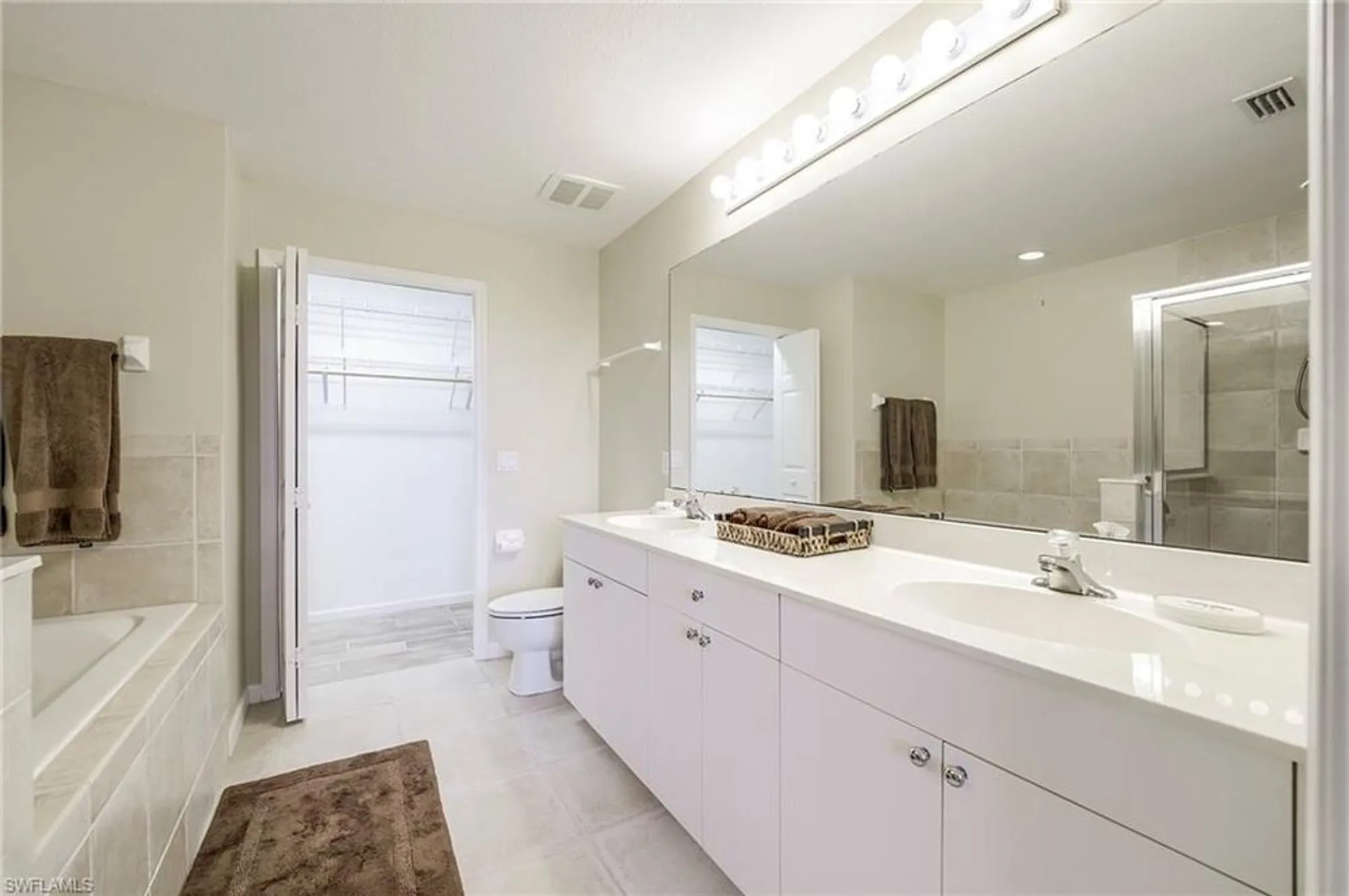 Property Slideshow image 36 of 50 | 3010 meandering way apt 102, Fort Myers, FL, 33905