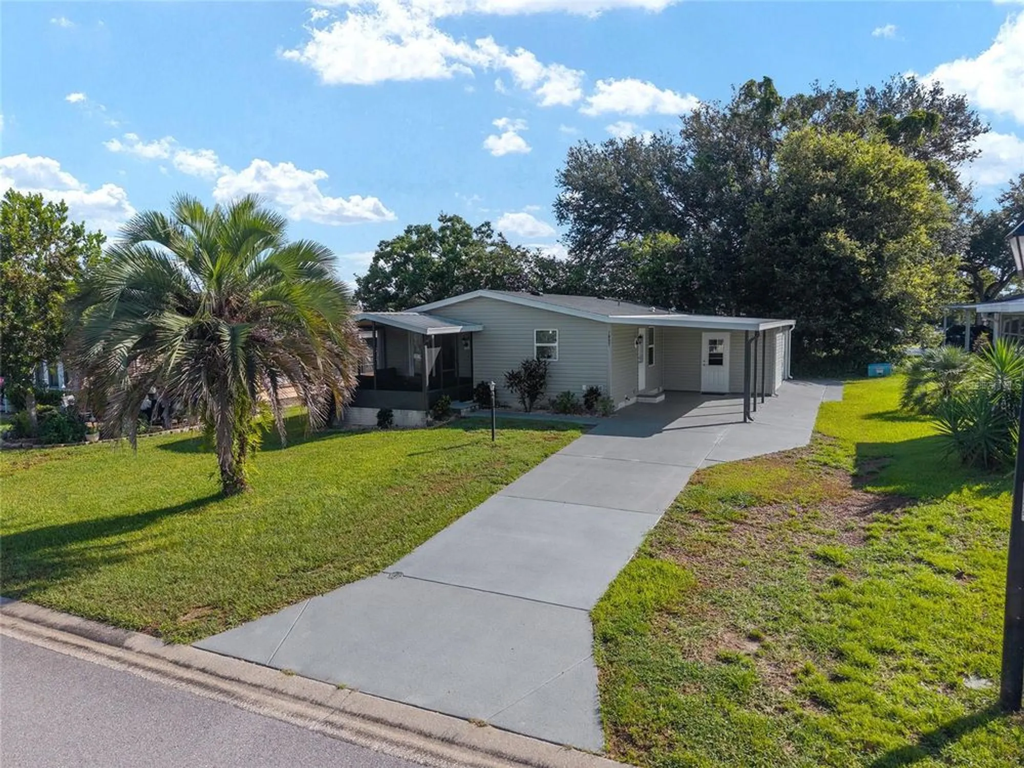 Property Slideshow image 4 of 67 | 1607 doral cir, Lady Lake, FL, 32159