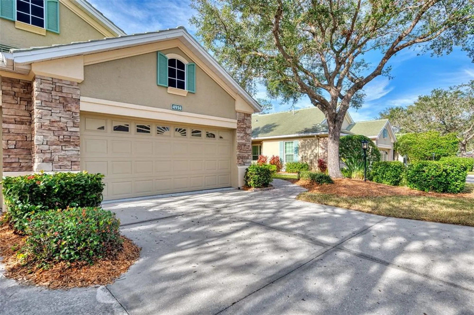 Property Slideshow image 4 of 53 | 4914 lakescene pl, Sarasota, FL, 34243