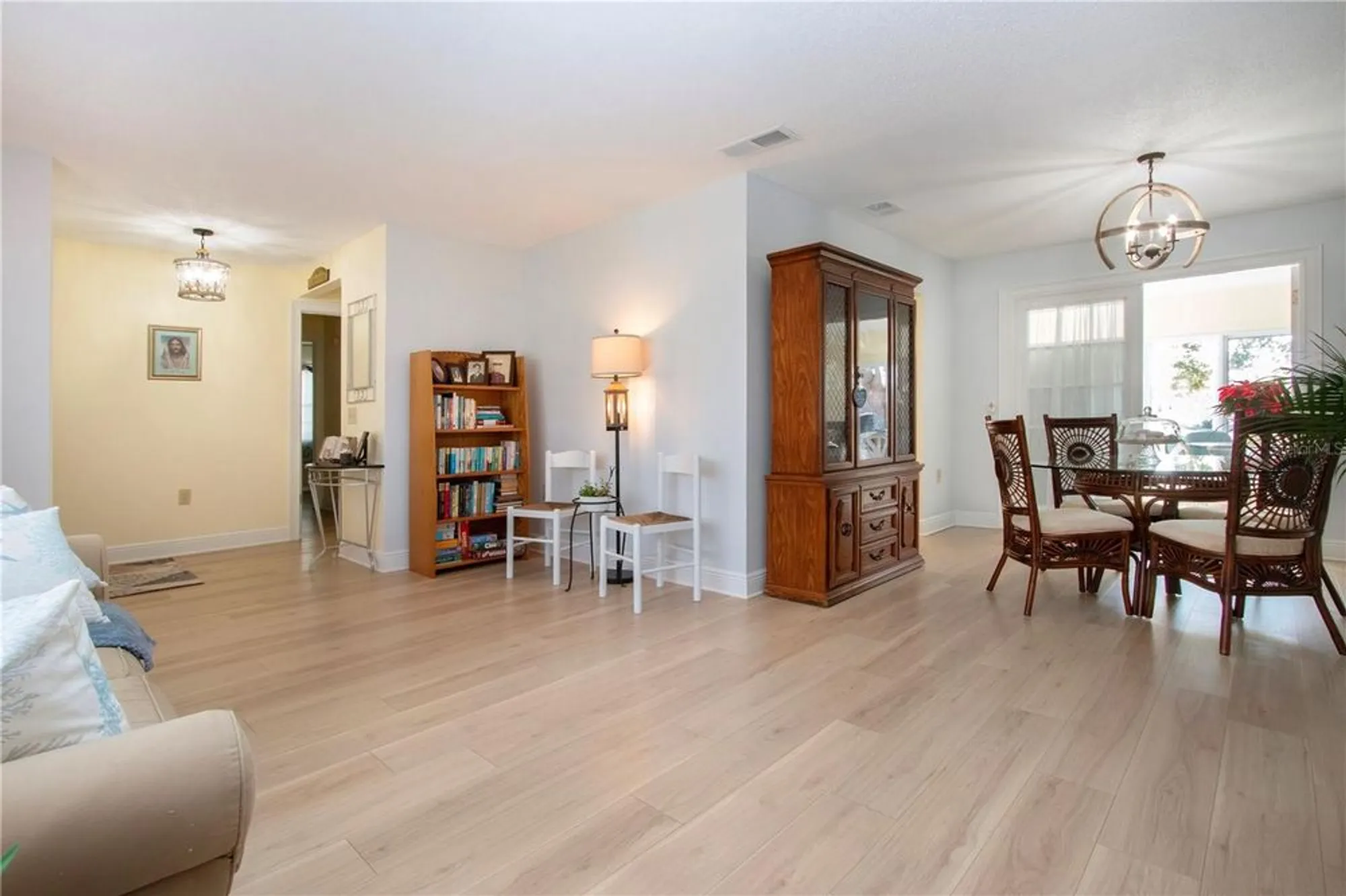 Property Slideshow image 14 of 69 | 2016 east view dr, Sun City Center, FL, 33573