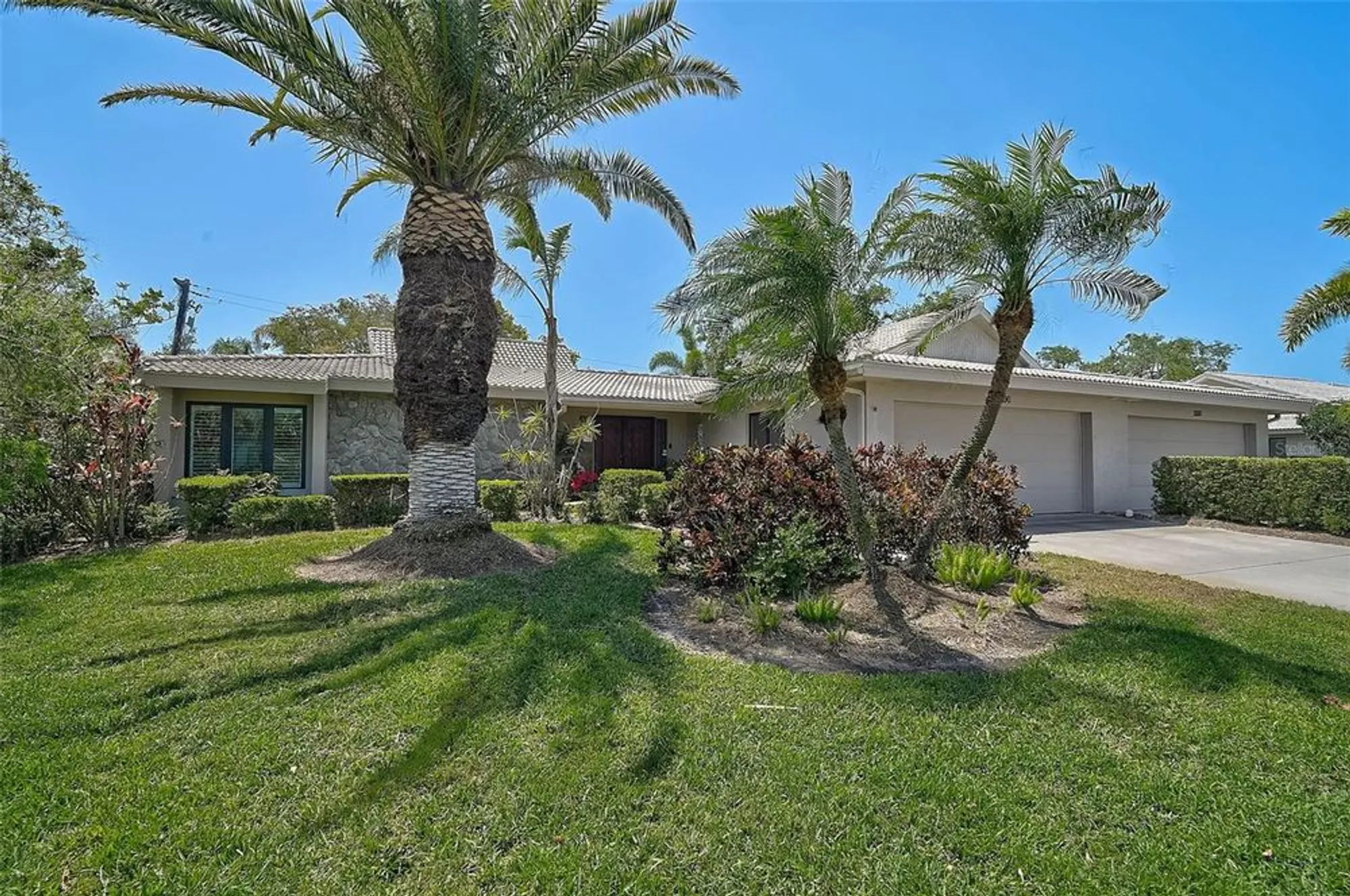 Property Slideshow image 5 of 61 | 3890 wilshire cir 27, Sarasota, FL, 34238
