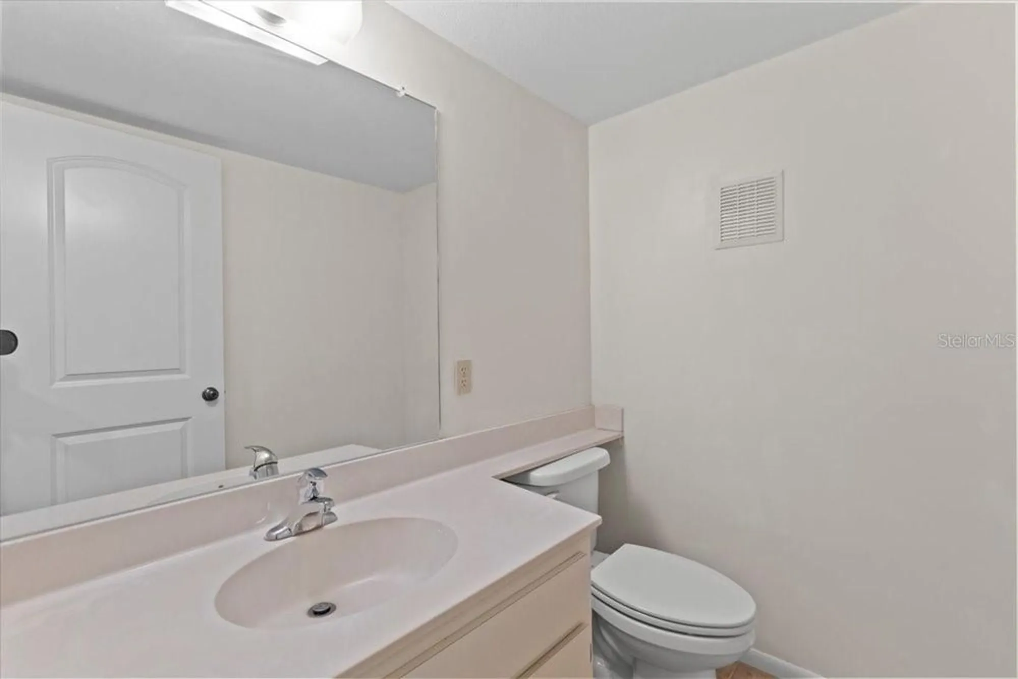 Property Slideshow image 6 of 37 | 2192 swedish dr apt 10, Clearwater, FL, 33763