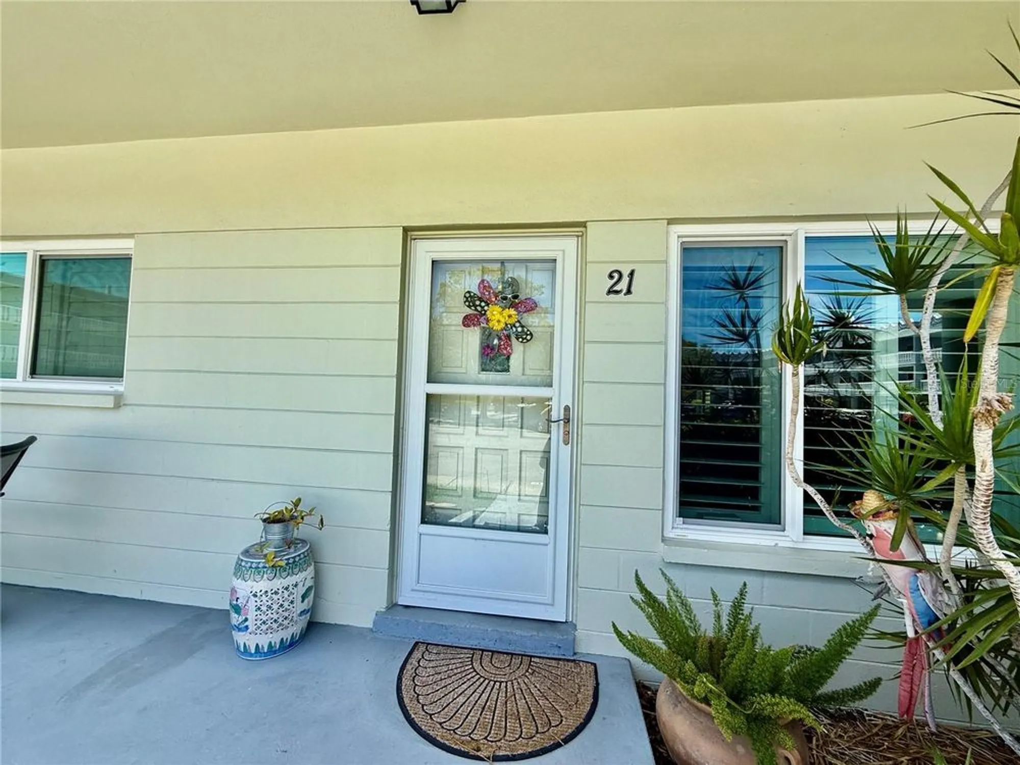 Property Slideshow image 1 of 49 | 2293 swedish dr 21, Clearwater, FL, 33763