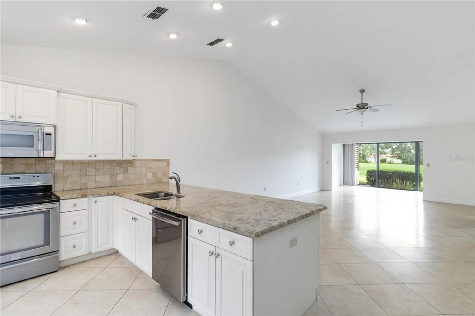Property Slideshow image 12 of 60 | 6085 clubside dr, Sarasota, FL, 34243