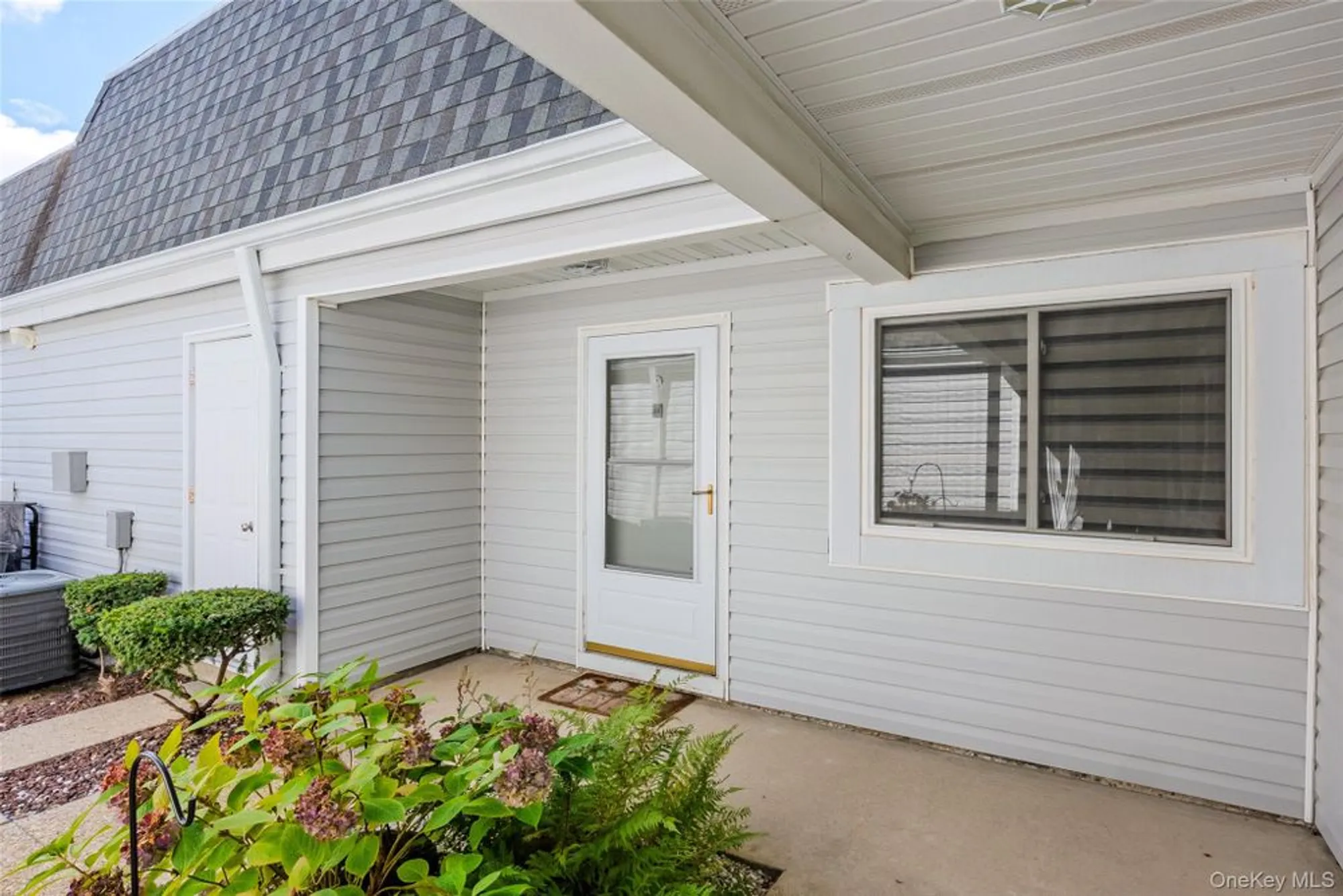 Property Slideshow image 28 of 35 | 204 bentley ct 204, Smithtown, NY, 11780