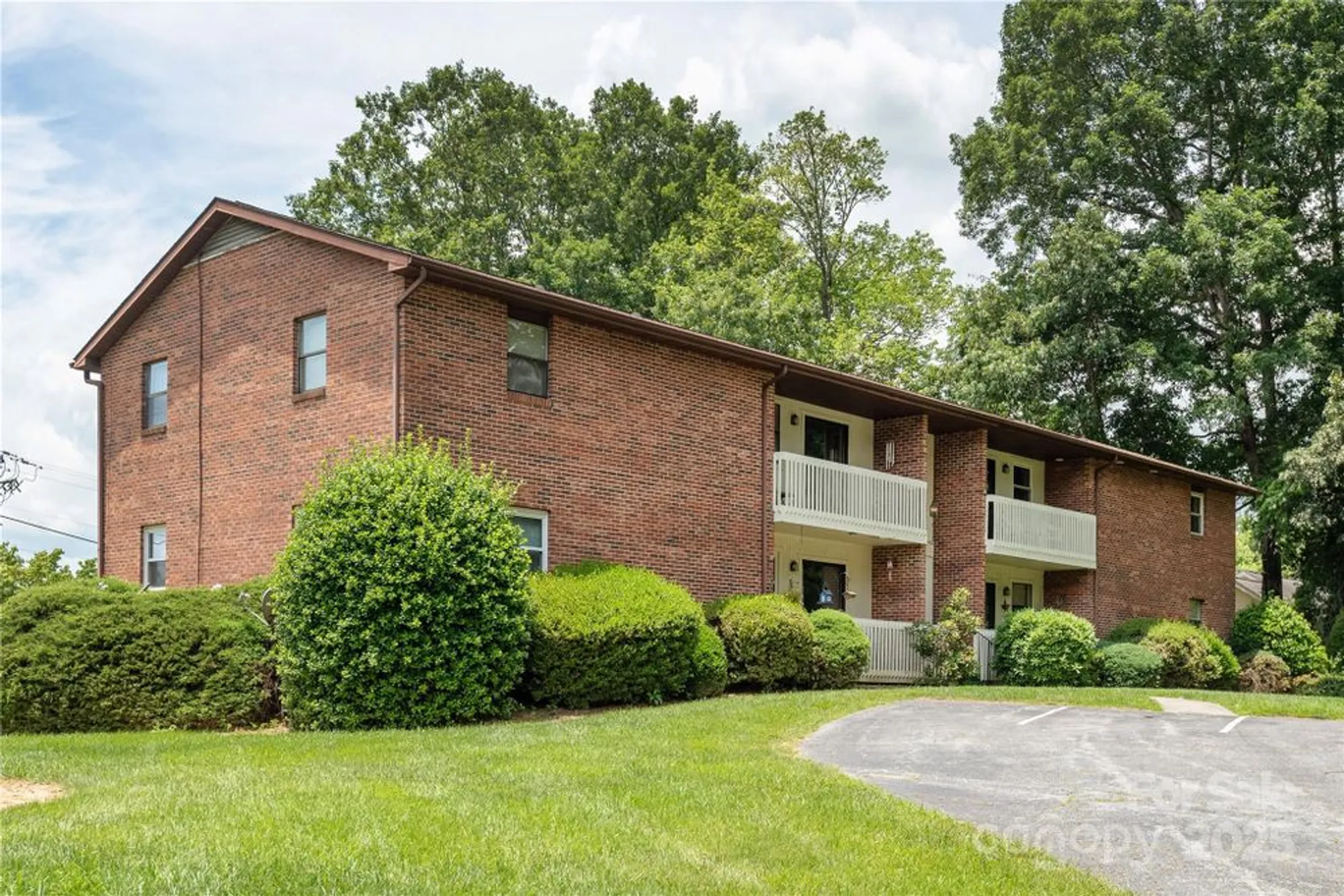 Property Slideshow image 21 of 25 | 103 oakwood pl apt 4, Hendersonville, NC, 28792