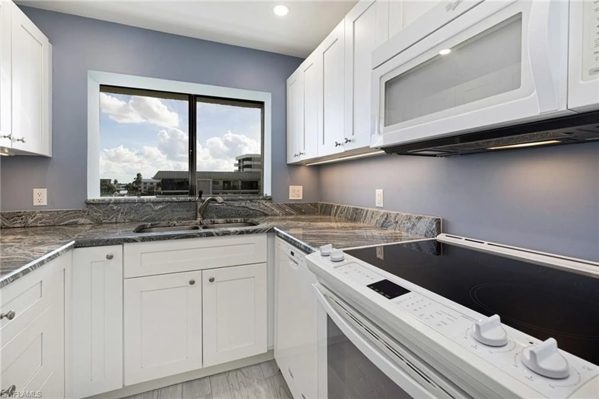 Property Slideshow image 15 of 49 | 3200 gulf shore blvd 401, Naples, FL, 34103
